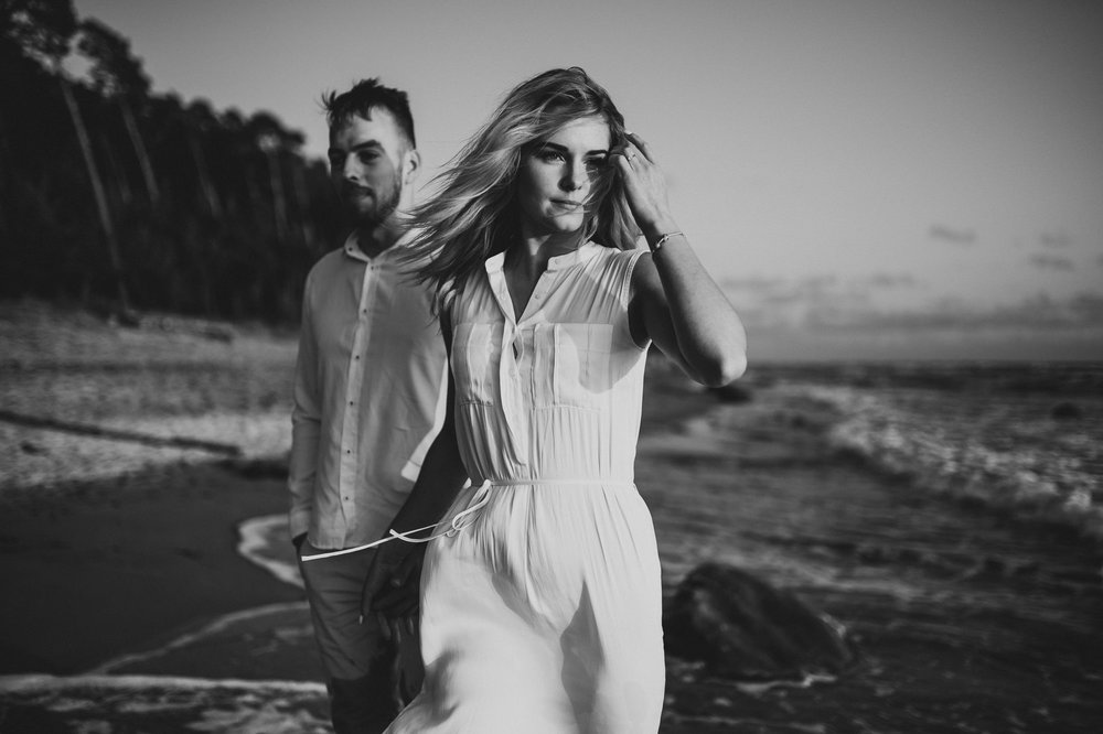 romantic-beach-engagement-picture-by-Gabriele-Stonyte