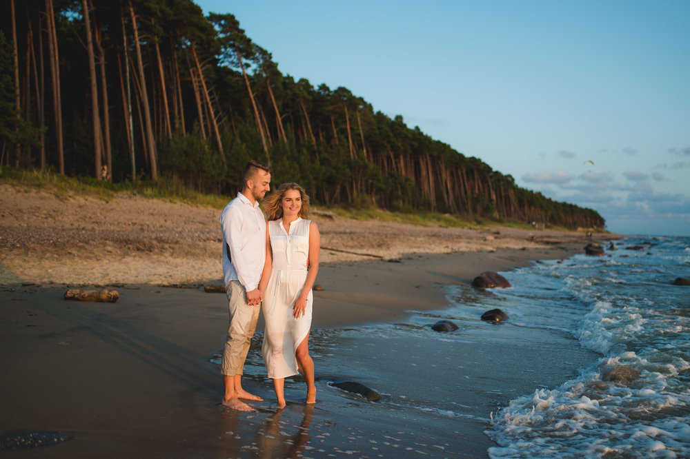 romantic-beach-engagement-picture-by-Gabriele-Stonyte