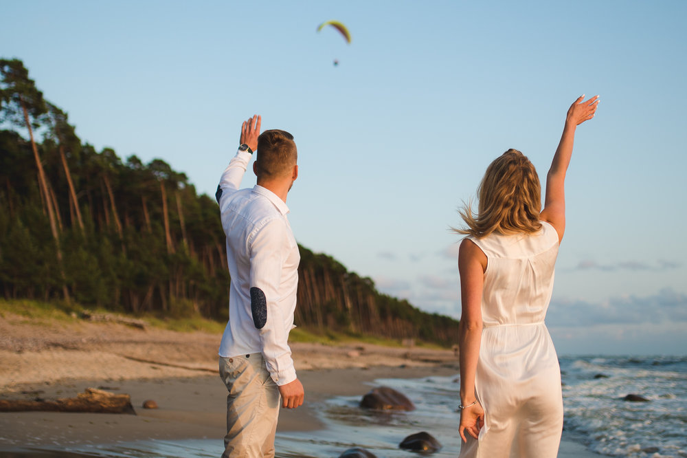 beach-paragliding-engagement-pictures-by-Gabriele-Stonyte-Photography