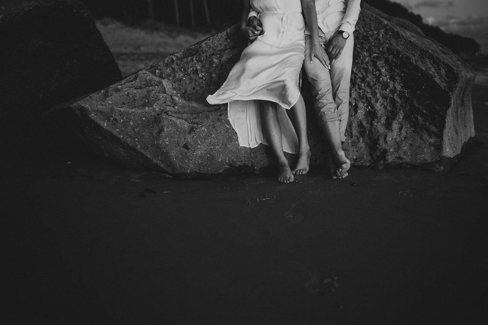 romantic-beach-engagement-picture-by-Gabriele-Stonyte