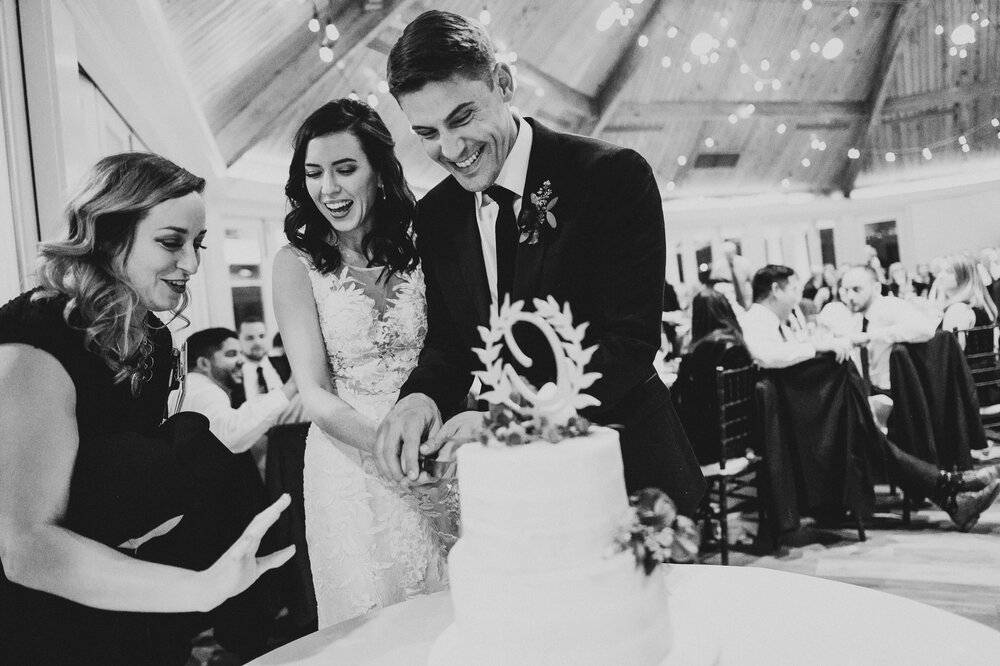 airlie-warrenton-bride-groom-cutting-cake-picture-by-Gabriele-Stonyte-Photography