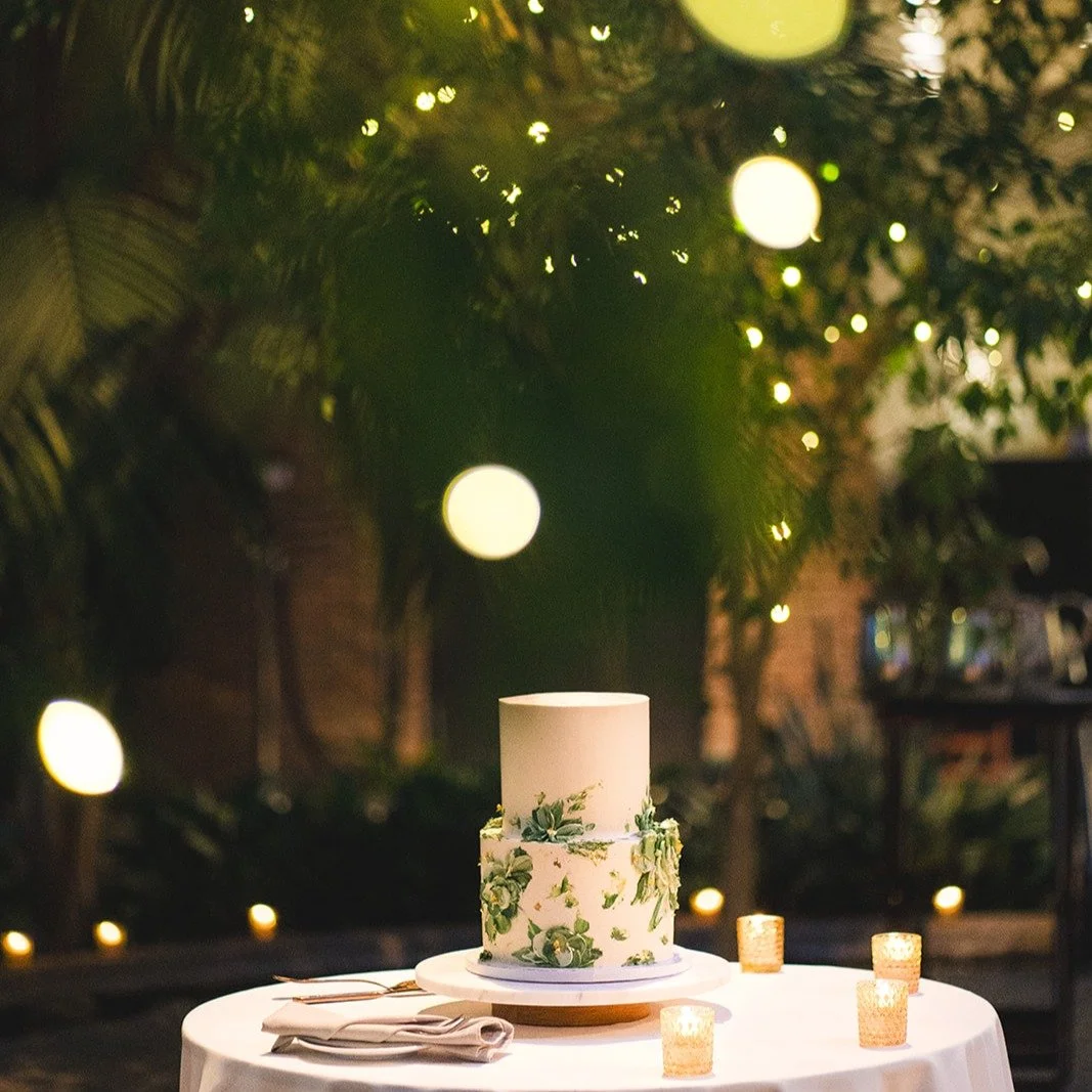 Meadowlark is absolutely gorgeous in the evening, greenery overhead, candles going, string lights on. And this cake, painted by hand with a bit of gold leaf, was one of the most impressive ones I've seen!