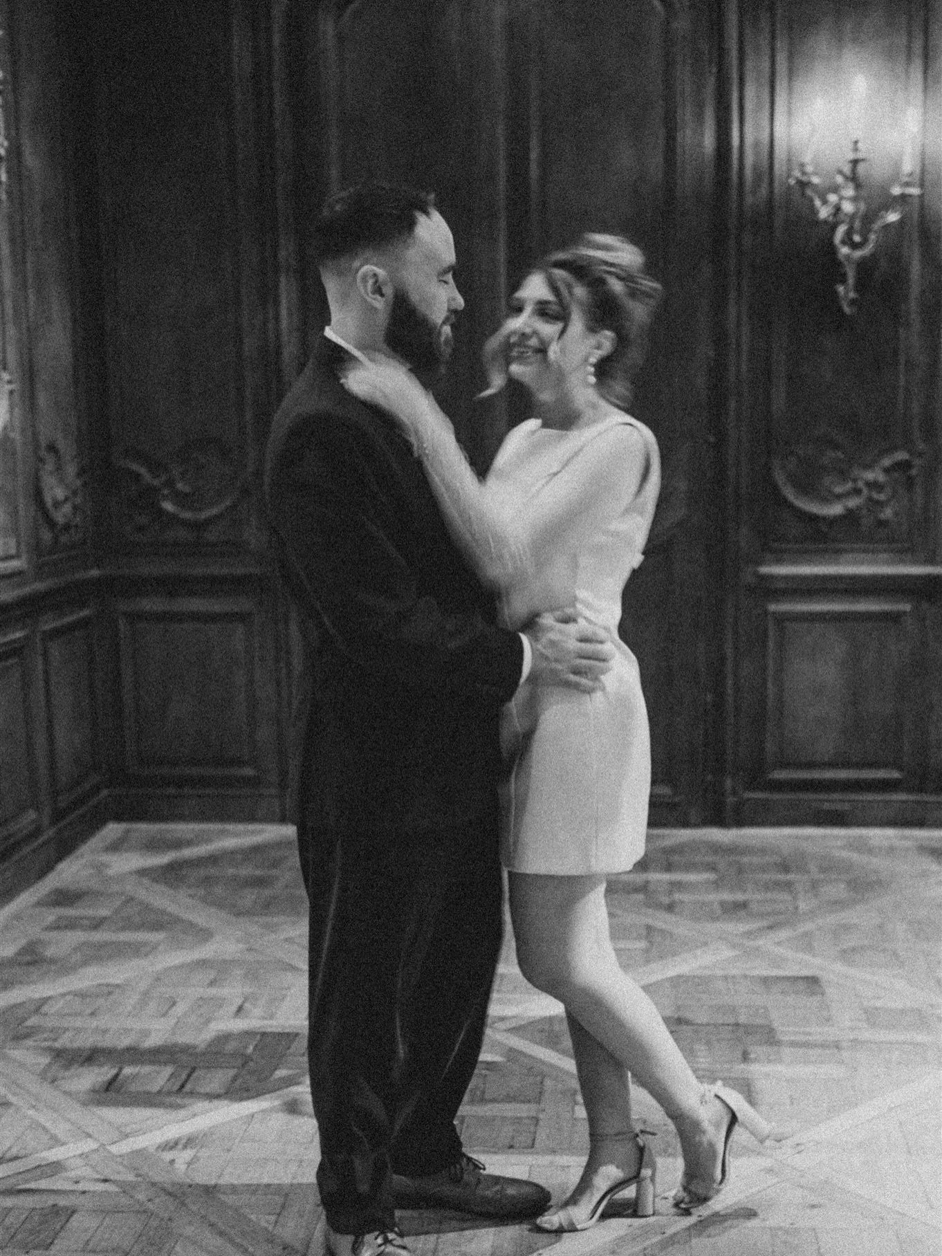 Black &amp; white kind of love, timeless, cinematic, and full of feeling 🤍

#nationalgalleryofart #nationalgalleryofartdc #ngadc #washingtondc #dcphotographer #washingtondcphotographer #dcmuseum #museumphotoshoot