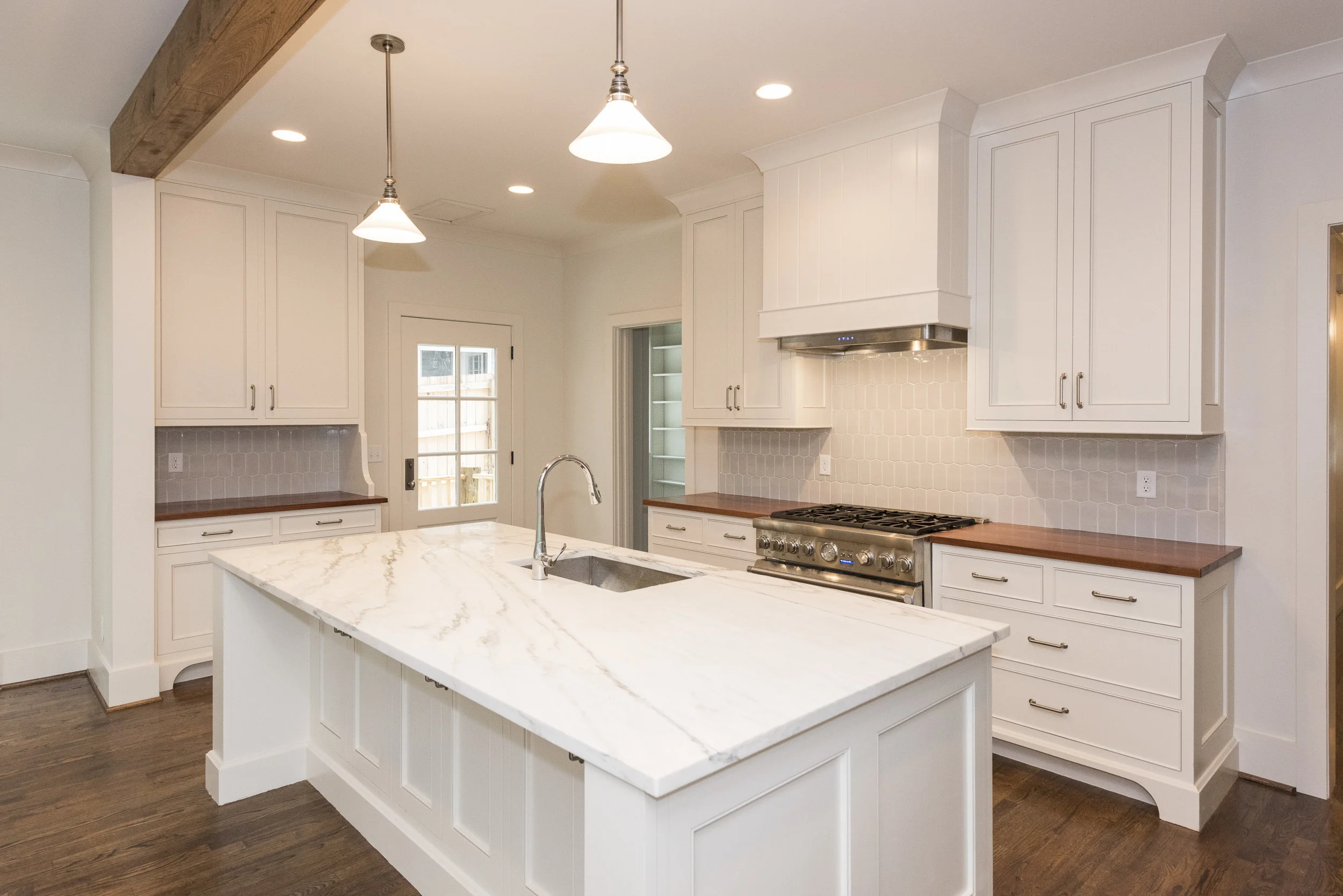 909 kitchen 2.jpg