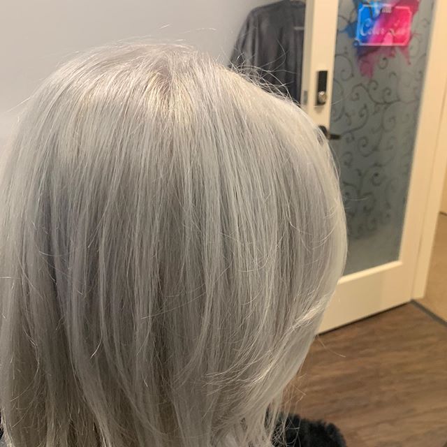 No special lighting nor filters... can we just admire this perfect Silver created with @wellahairusa permanent Toners. #zachmesquit #colorlab #birminghamhairstylist  #mastercolorist #alabama
