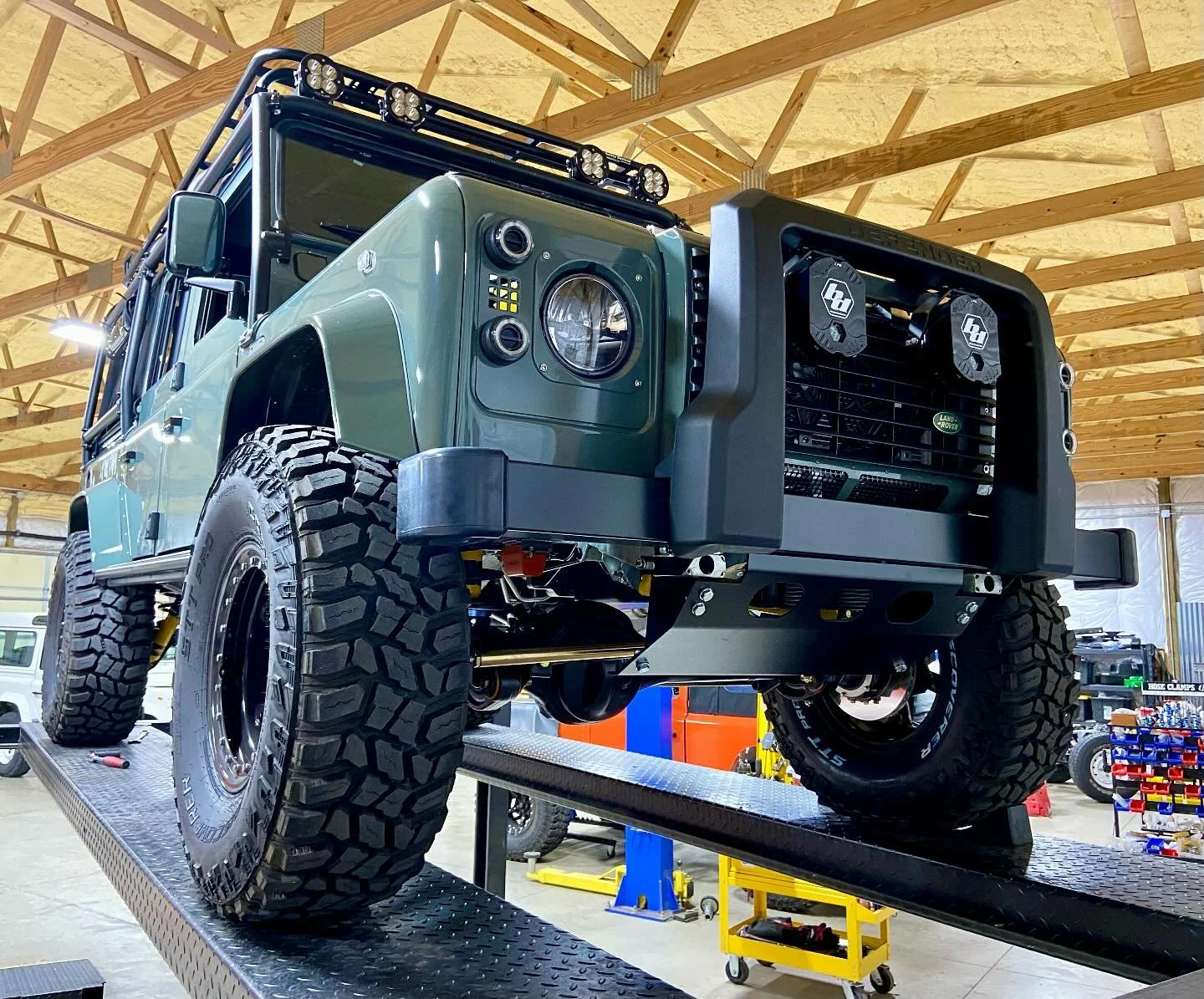 Something for the weekend sir?….. #defender110 #notatrailerqueen #weekendwarrier #landrover #statement #custom #300tdituned #diesel #bossyboots #best4x4xfar #dreamitbuildit #fridaymotivation #4x4 #farmtruck #kentucky
