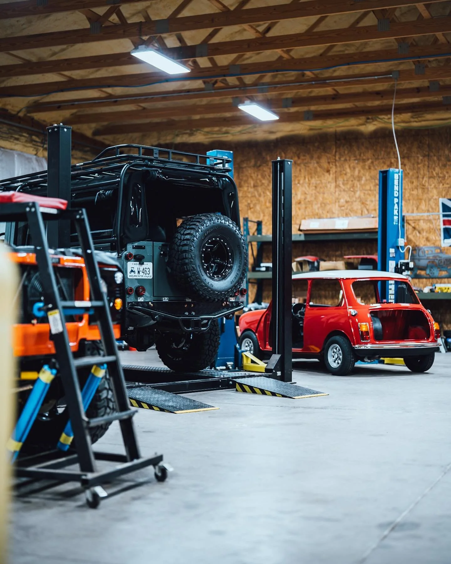 Workshop Wednesday.  #busy #littleandlarge #defender110 #landrover #best4x4xfar #minicooper #smallbutmighty #custom #restoration #workworkwork #kentucky 
Photo credit @theallterrain