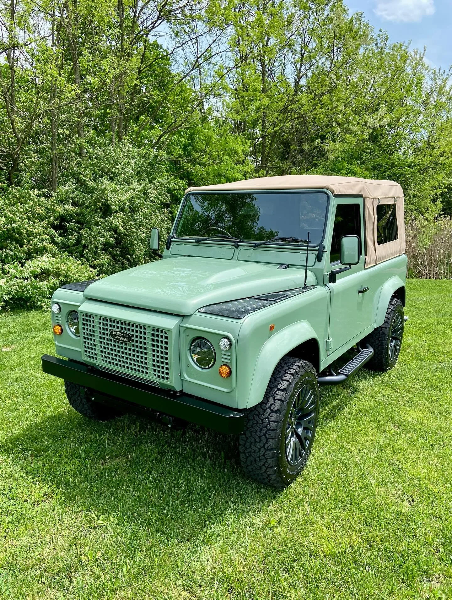 Grasmere Green D90 and Summer, the perfect combination…. #defender90 #landroverdefender #best4x4xfar #custom #tgif #readyfortheweekend #details #300tdi #classic #fridaymotivation #explore #diesel #kentucky