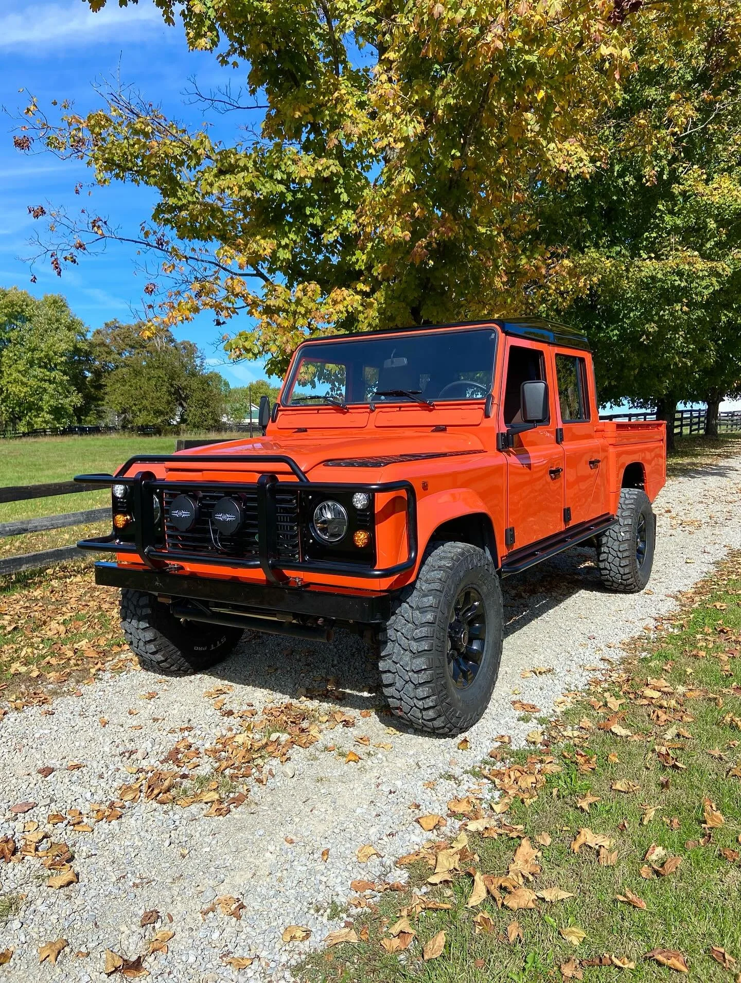 Who’s ready for the weekend..? #fall #pumpkin #defender130 #autumn #farm #defender #landrover #best4x4xfar #friday #defenderlove #custom #adventure #outdoors #kentucky