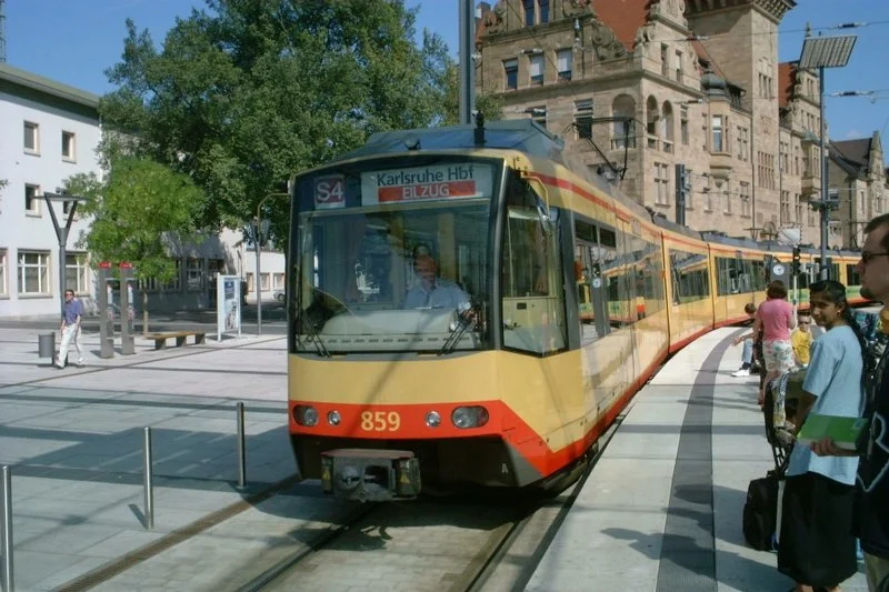 Karlsruhe model: street running of Stadtbahn in Heilbronn / Wikimedia Commons CC BY-SA