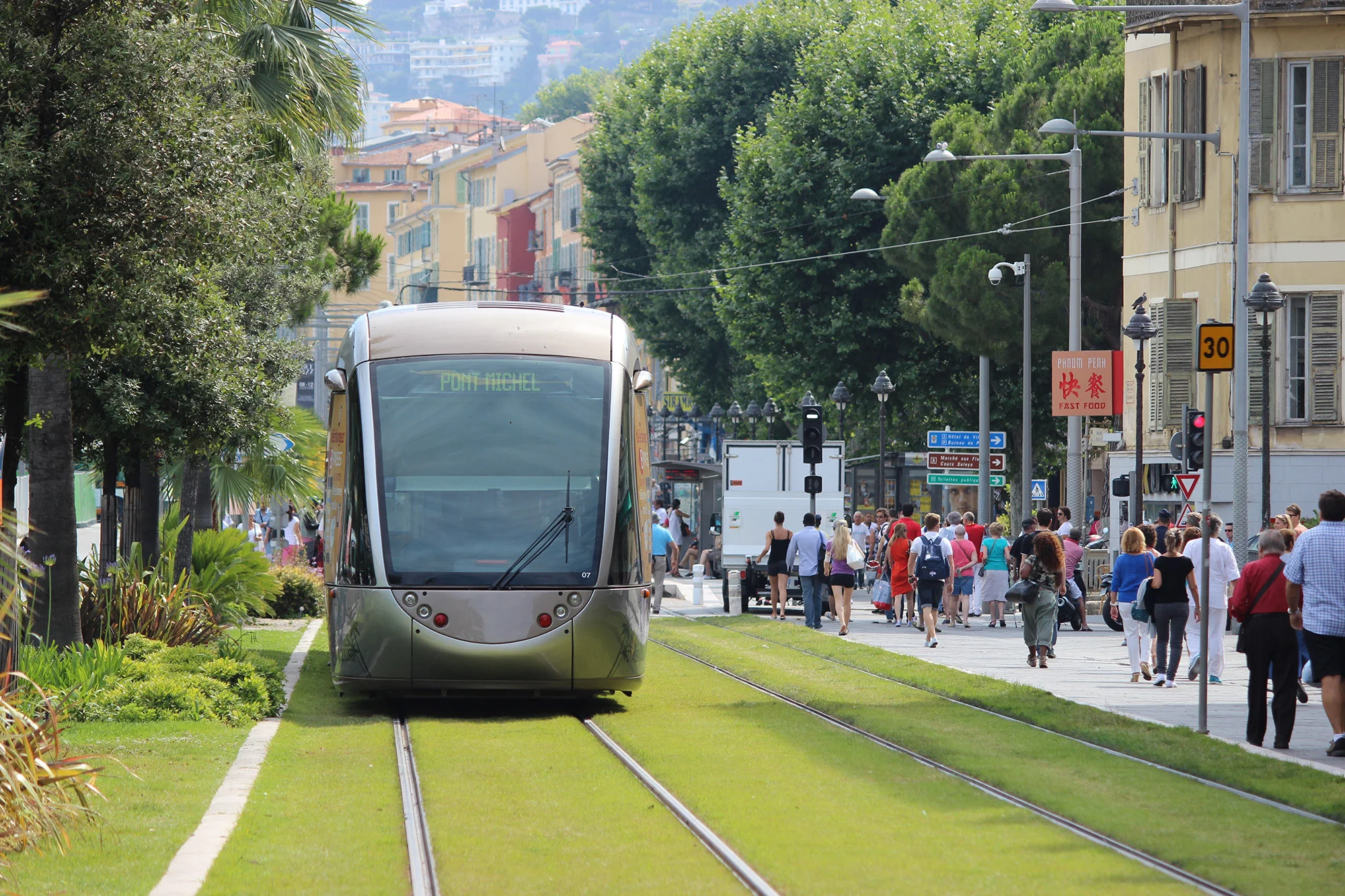 More grass with light rail or more asphalt with trackless trams? © Romti / Adobe Stock