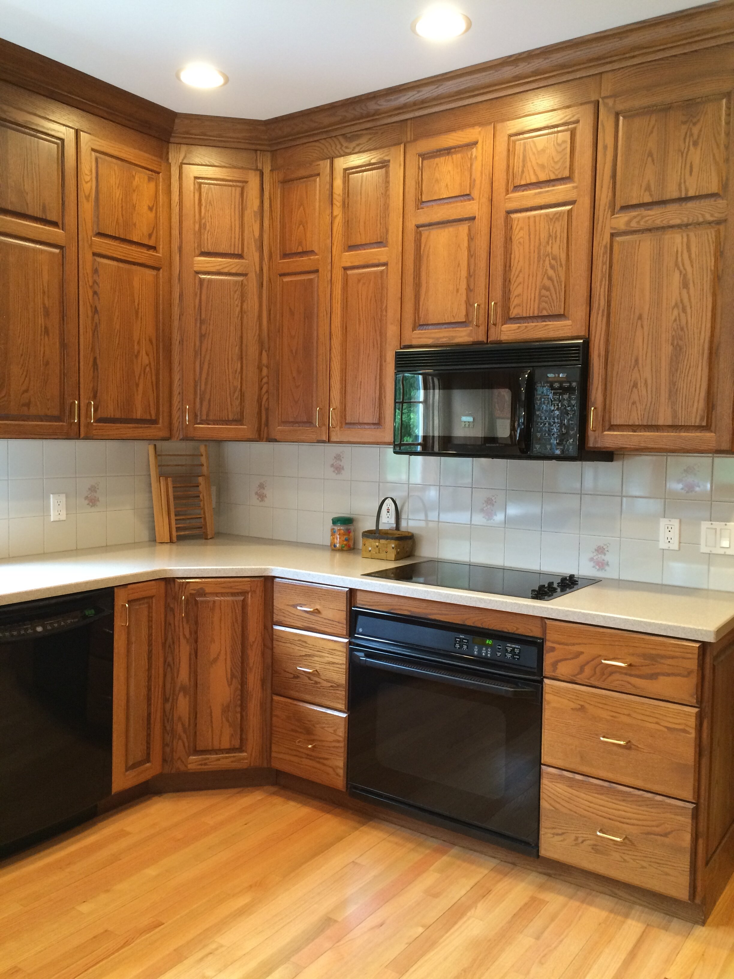 How To Make Oak Kitchen Cabinets Look Modern?