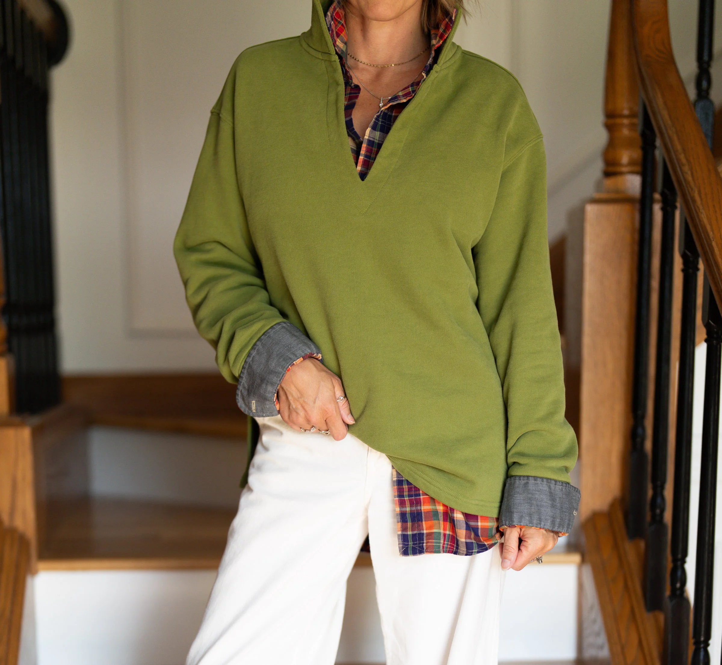  v neck sweatshirt .jpg 