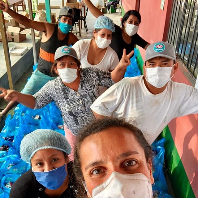We wanted to give a big shout out to this amazing team! The whole week this power team has worked incredibly hard to create the 320 canastas which we are going to deliver tomorrow! 
The team was created out of nothing as soon as the lockdown in Peru 
