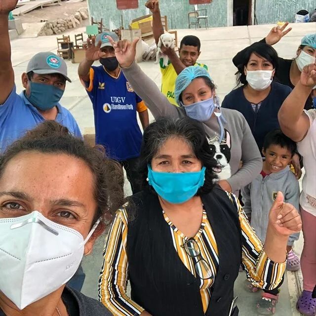 This week, our team has worked very hard to prepare the 4th delivery of canastas. If everything goes as planned tomorrow 320 food baskets will be delivered at the houses of our 620 underprivileged students in Manchay. 
Yesterday after finishing the c