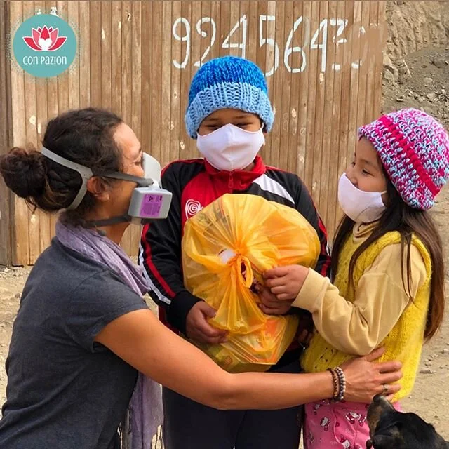 Last week we delivered the fourth round of canastas to the 620 students of our school in Manchay.  It was a very beautiful and special day with many happy faces.  This time all the canastas contained a hat donated by a Dutch family who has been follo