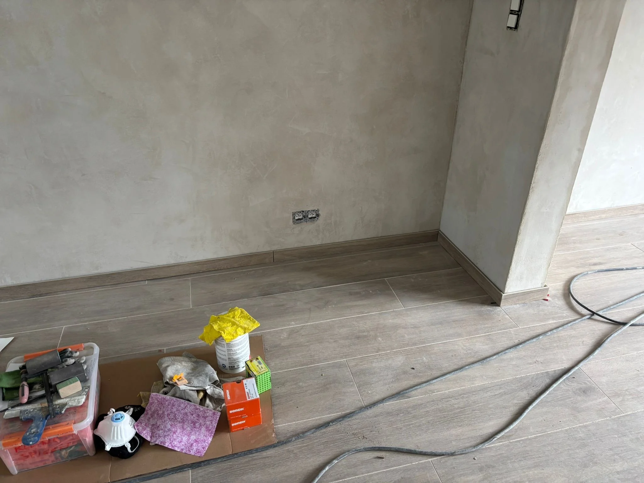 ecobouw-renovatie-merchtem-plintafwerking-houtimitatievloer_Marimar_achter de scherem_5.JPG