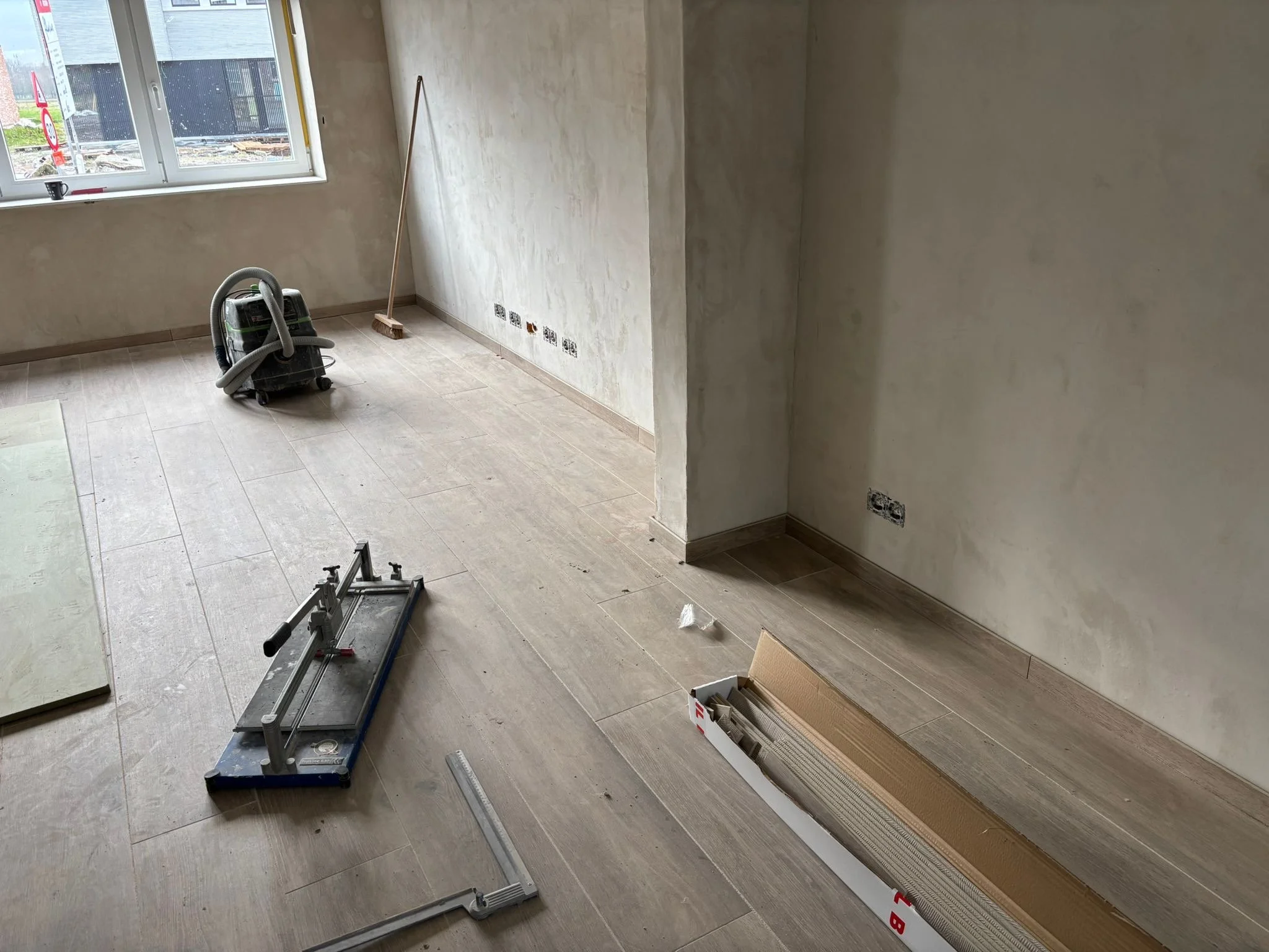 ecobouw-renovatie-merchtem-plintafwerking-houtimitatievloer_Marimar_achter de scherem_6.JPG