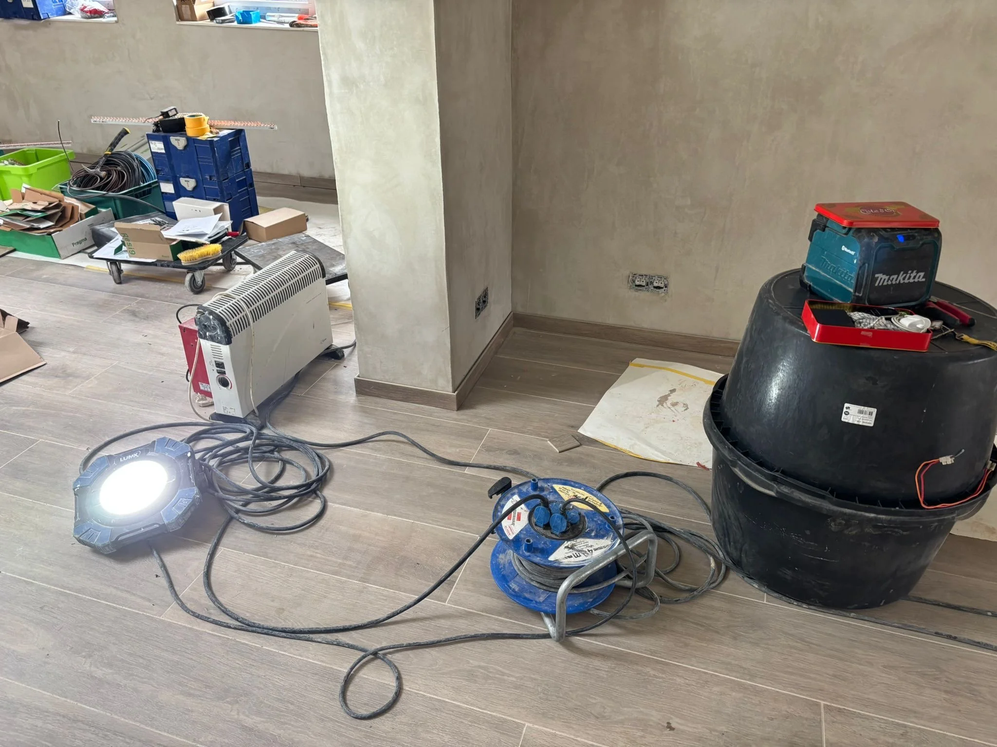 ecobouw-renovatie-merchtem-plintafwerking-houtimitatievloer_Marimar_achter de scherem_2.JPG