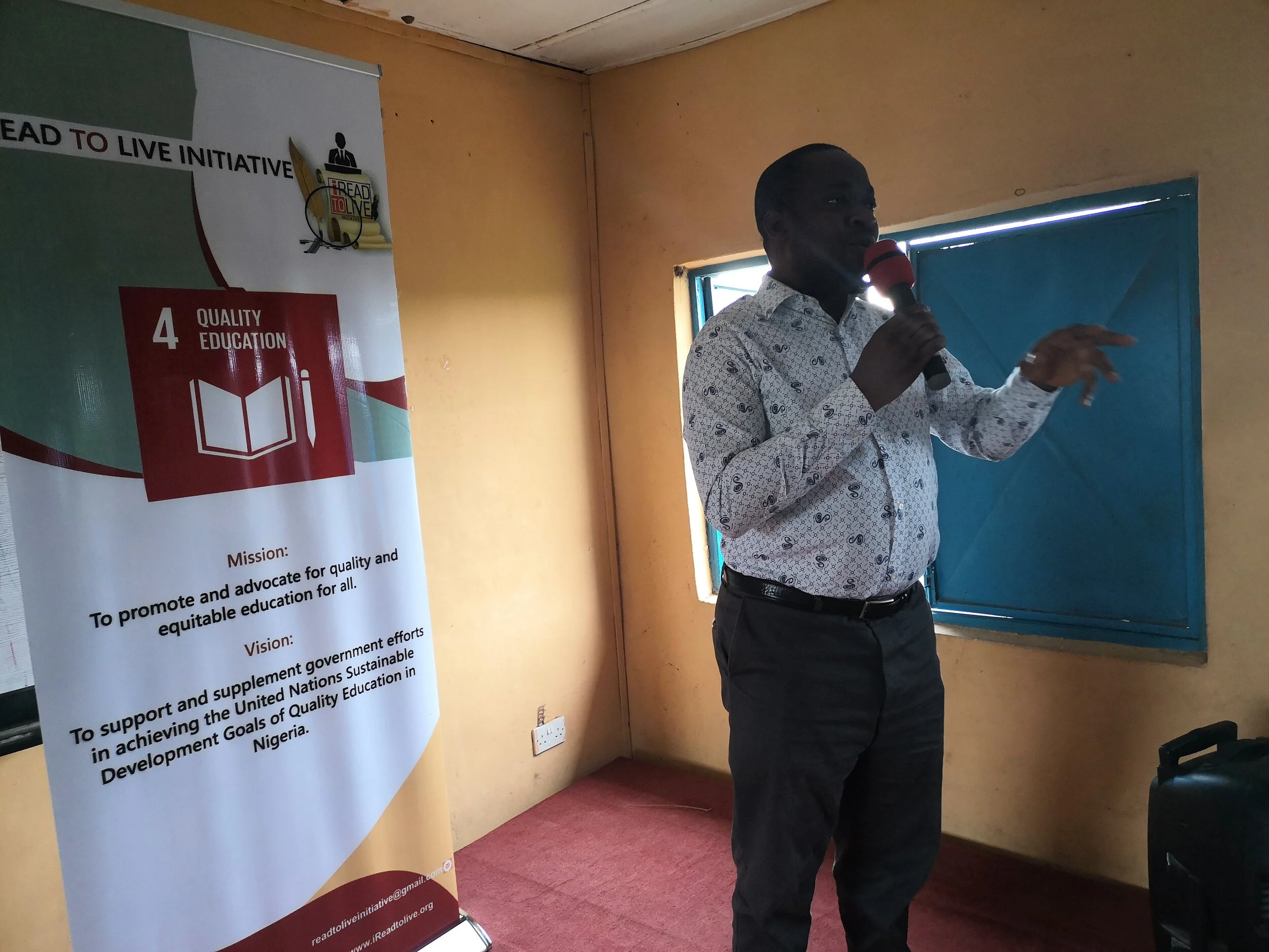 The Principal- Adeniran Oluwadara addressing his students on the importance of the SDGs , and the need for the students to pay attention to the introduction class by volunteers of iRead Initiative.