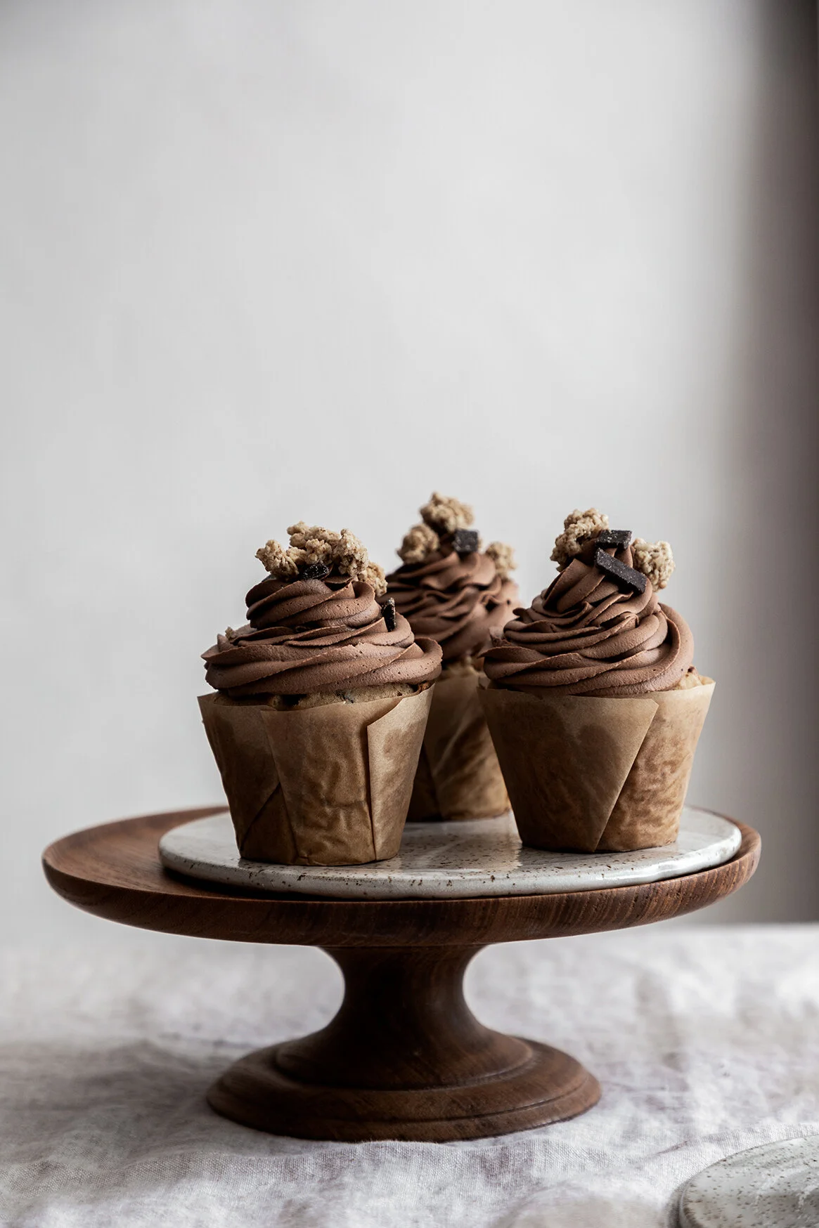 SPICED CHOCOLATE CUPCAKES W/ CRUNCHY OAT BITES W/ DARK CHOCOLATE // ΣΟΚΟΛΑΤΕΝΙΑ CUPCAKES ΜΕ ΚΑΝΕΛΑ ΚΑΙ ΖΑΧΑΡΗ ΚΑΡΥΔΑΣ