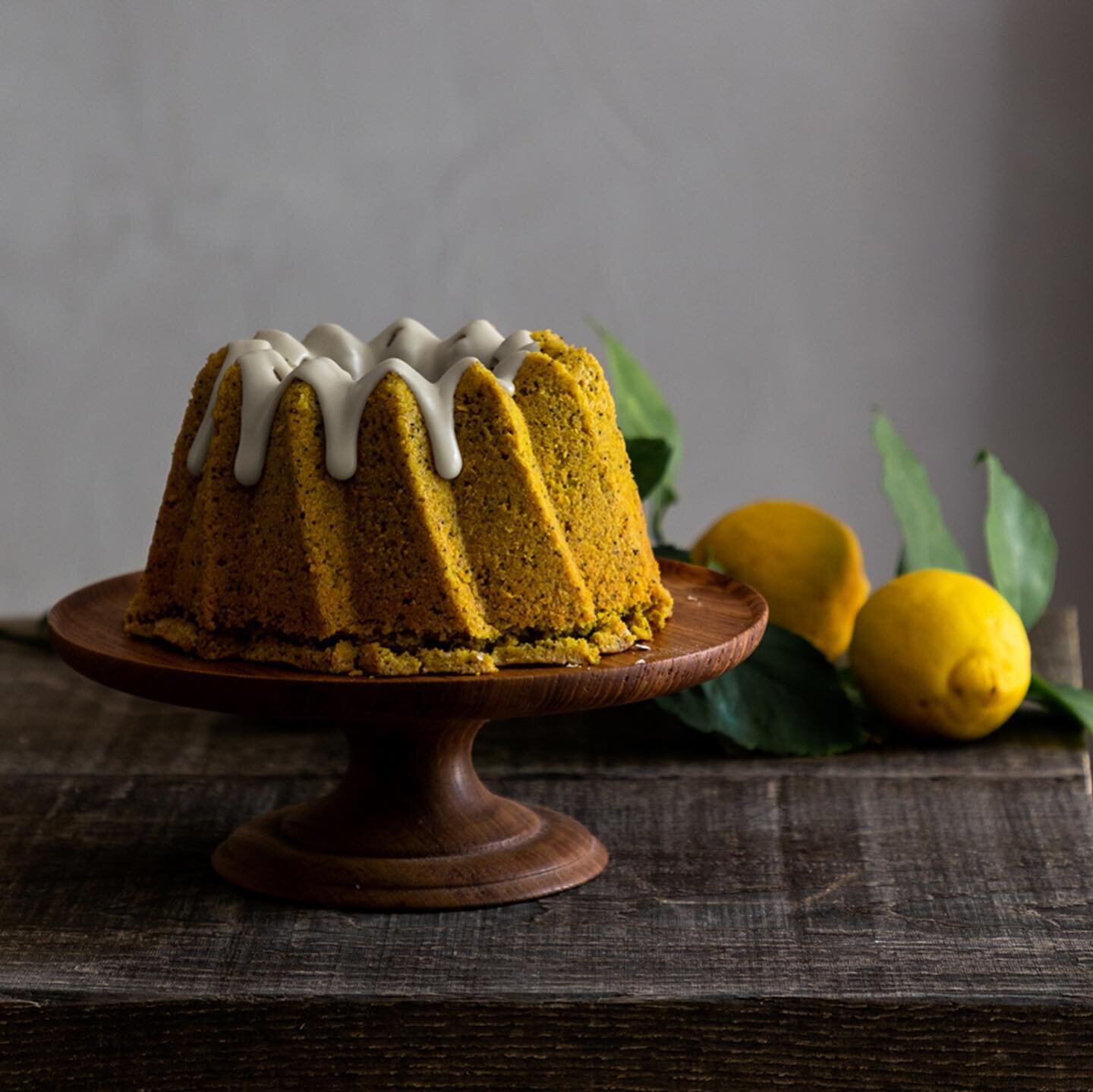 full of summer // lemon, turmeric, poppy seeds @quakergreece oatmeal cake topped with a white chocolate glaze // soft + tender
--
&Kappa;&Epsilon;&Iota;&Kappa; &Beta;&Rho;&Omega;&Mu;&Eta;&Sigma; &Mu;&Epsilon; &Lambda;&Epsilon;&Mu;&Omicron;&Nu;&Iota;,