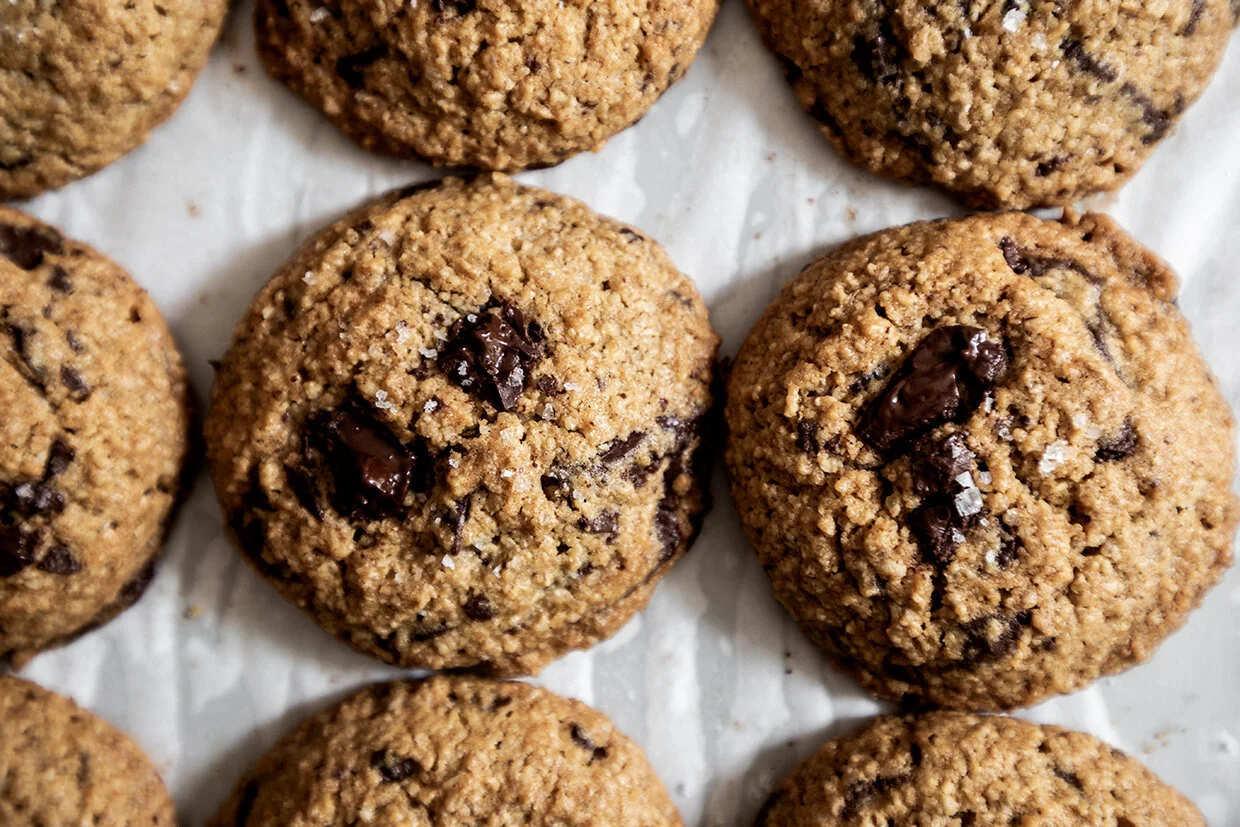 OATMEAL COOKIES W/ DARK CHOCOLATE + fleur de sel