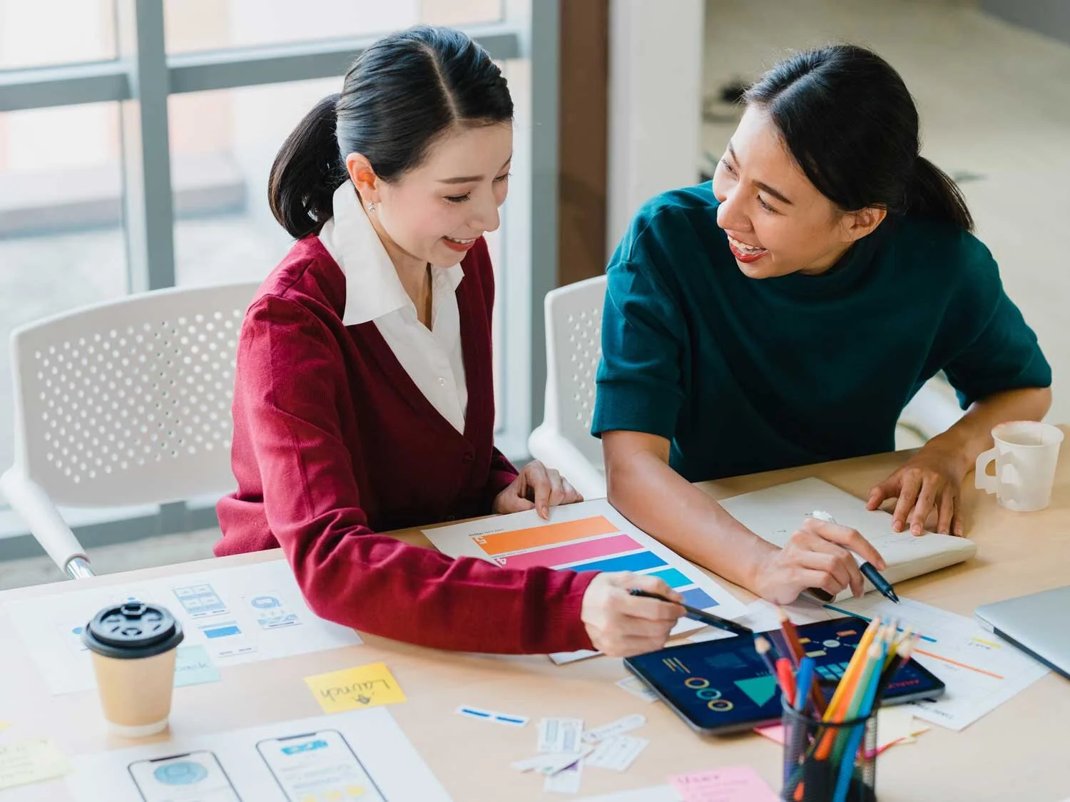 group-asia-young-creative-people-japanese-female-boss-supervisor-teaching-intern-new-employee-hispanic-girl-helping-with-difficult-assignment-modern-office-coworker-teamwork-concept.jpg