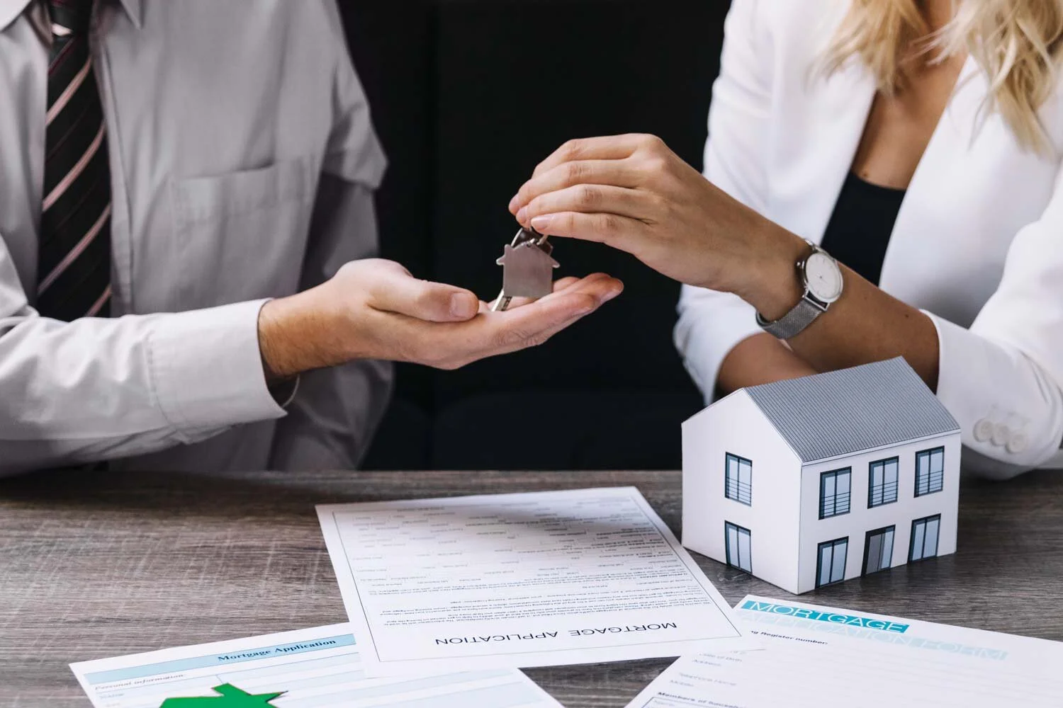 realtor-passing-key-new-owner.jpg