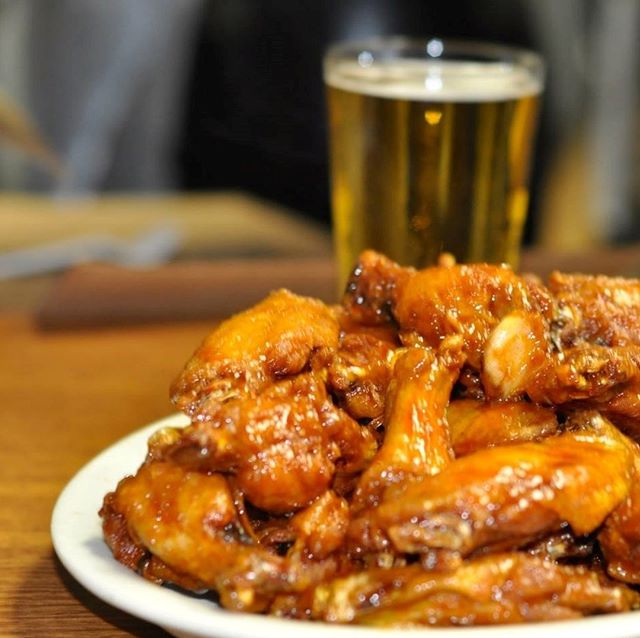 Wings and beer... name a better combo 😍🍗🍺.
.
.#uccellosristorante #uccellos #sportsbar #westmi #eatgr #grfoodie