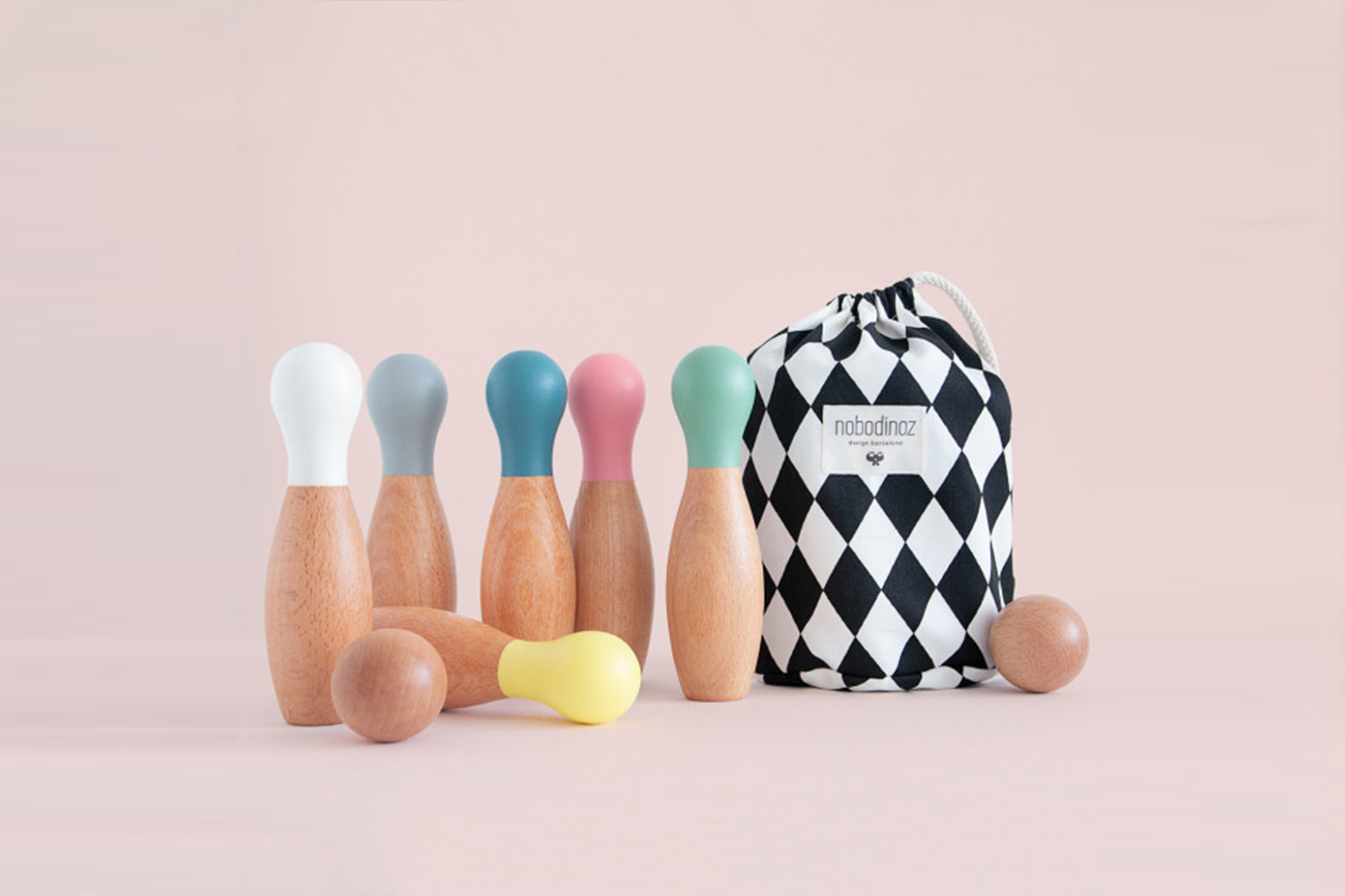 It’s bowling time! With Nobodinoz ’ minimal bowling set.