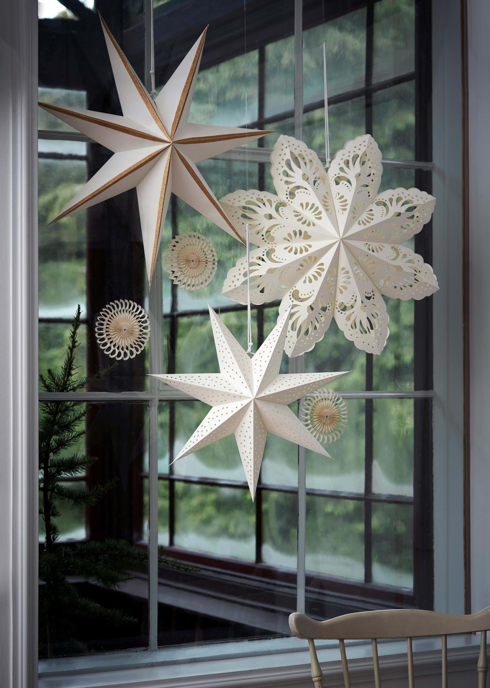 2020-christmas-decoration-stars-window-1-v1.jpeg