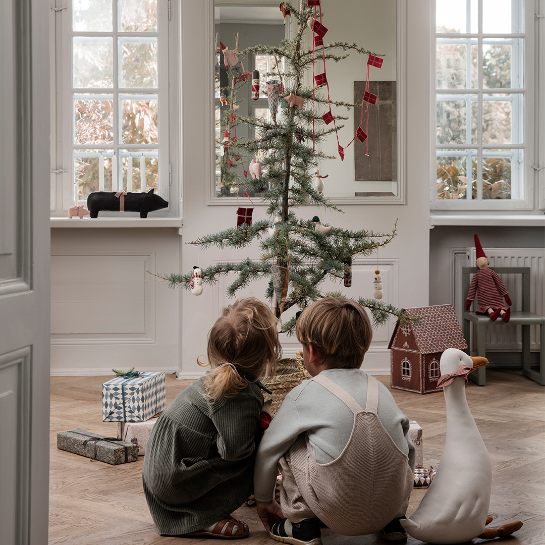 Children-in-front-of-Christmas-tree.png