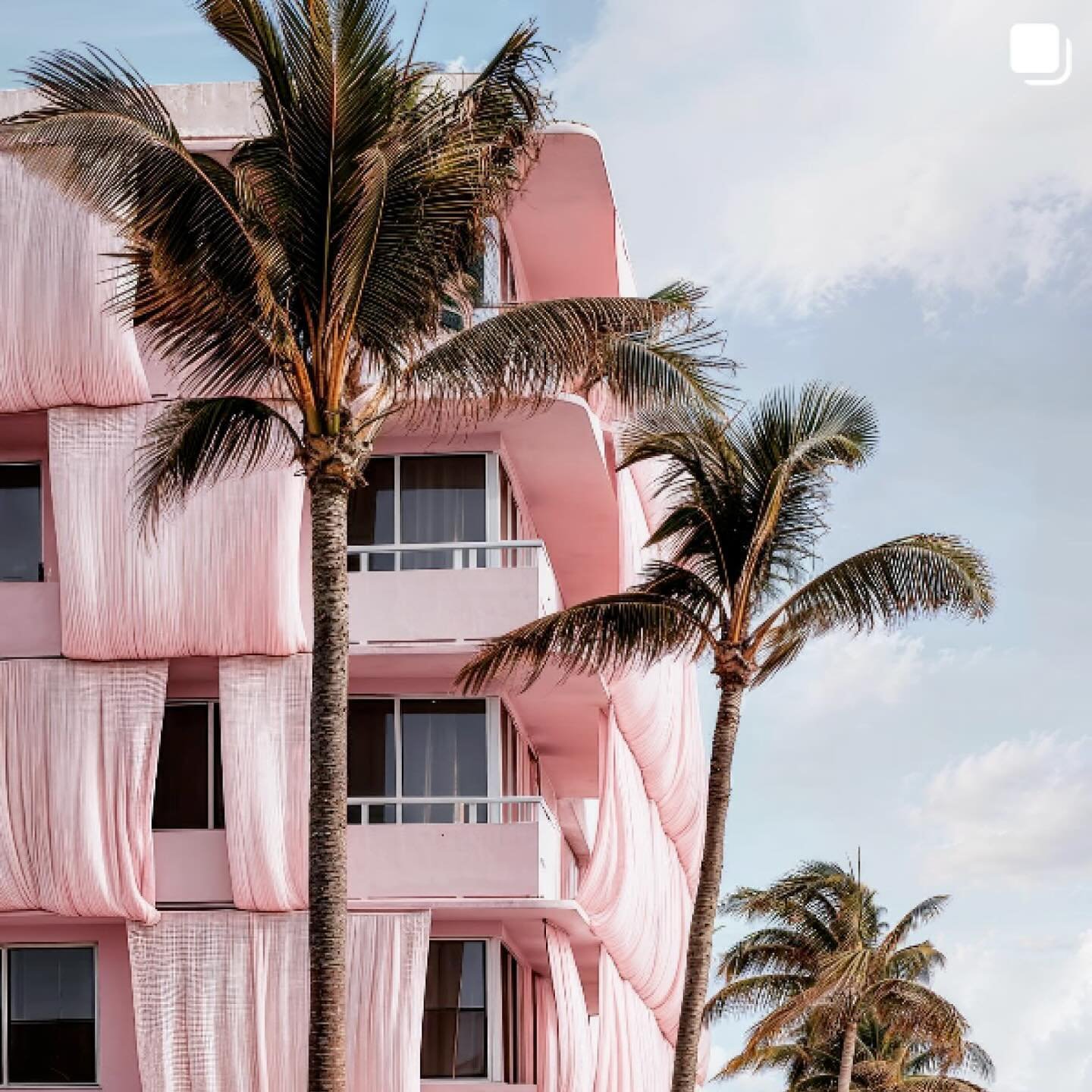 Who else is obsessed with the Take Over series from @reisingerandres 

#designhunger #pinkarchitecture #pinkdream #dreamyexteriors #dreamworld