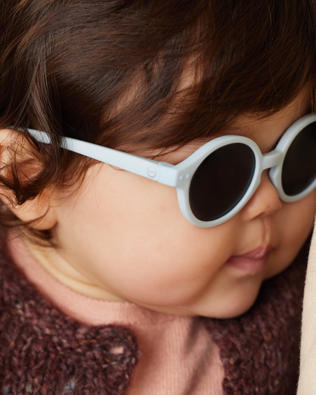  Discover the best summer essentials for babies! From breathable outfits to sun-safe gear, find everything you need to keep your little one cool, comfy, and protected for beach days, park strolls, and backyard fun. 