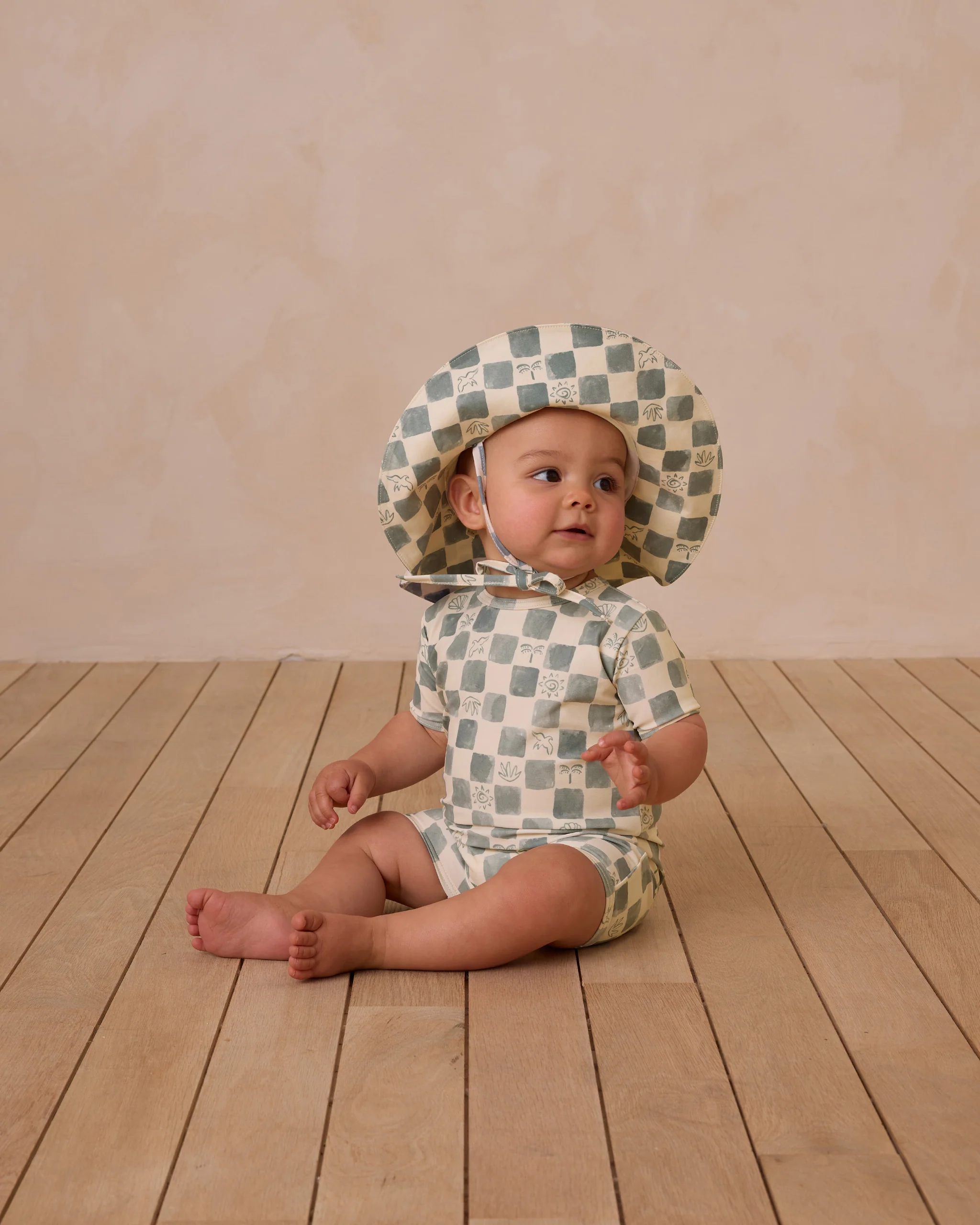  Discover the best summer essentials for babies! From breathable outfits to sun-safe gear, find everything you need to keep your little one cool, comfy, and protected for beach days, park strolls, and backyard fun. 