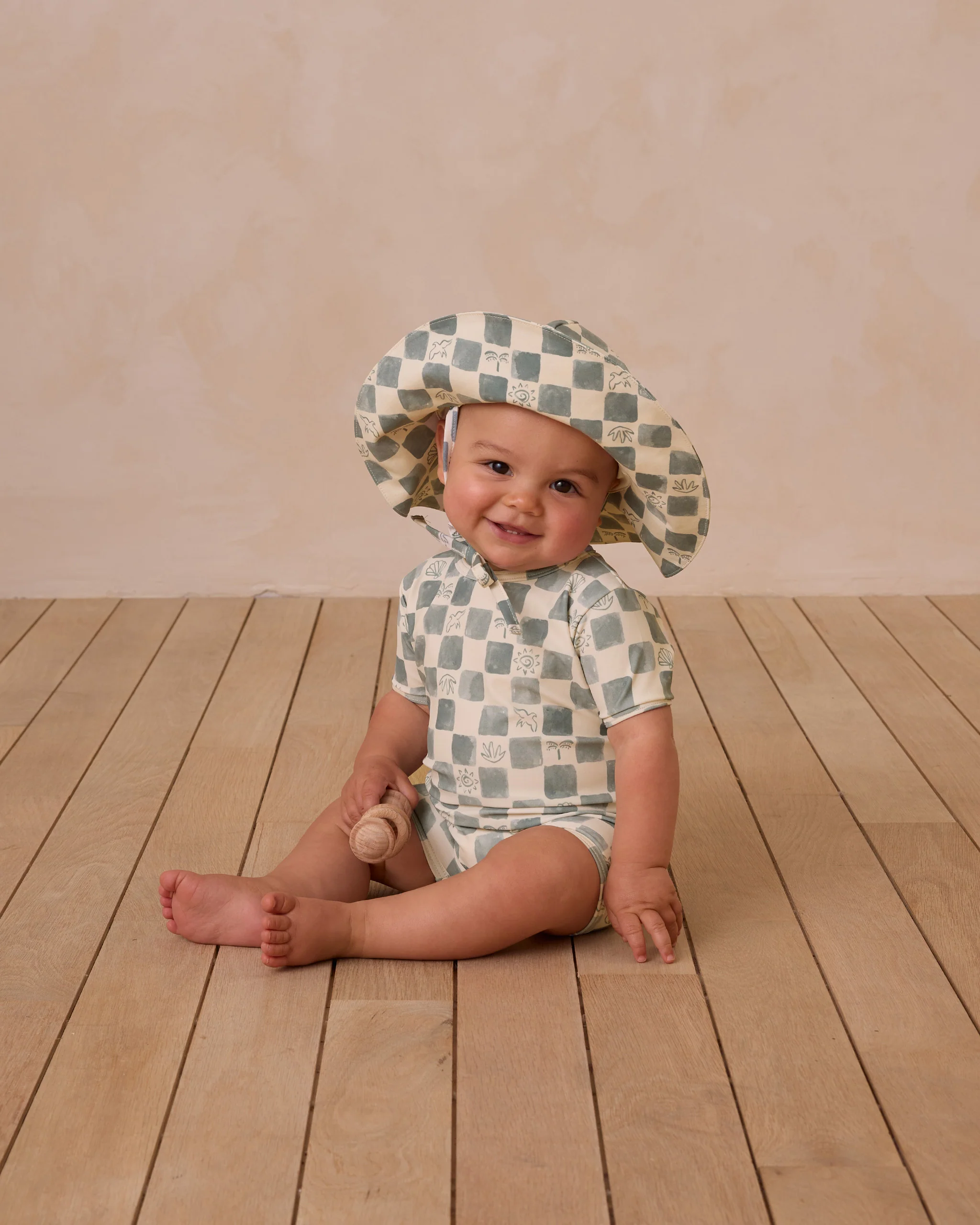  Discover the best summer essentials for babies! From breathable outfits to sun-safe gear, find everything you need to keep your little one cool, comfy, and protected for beach days, park strolls, and backyard fun. 