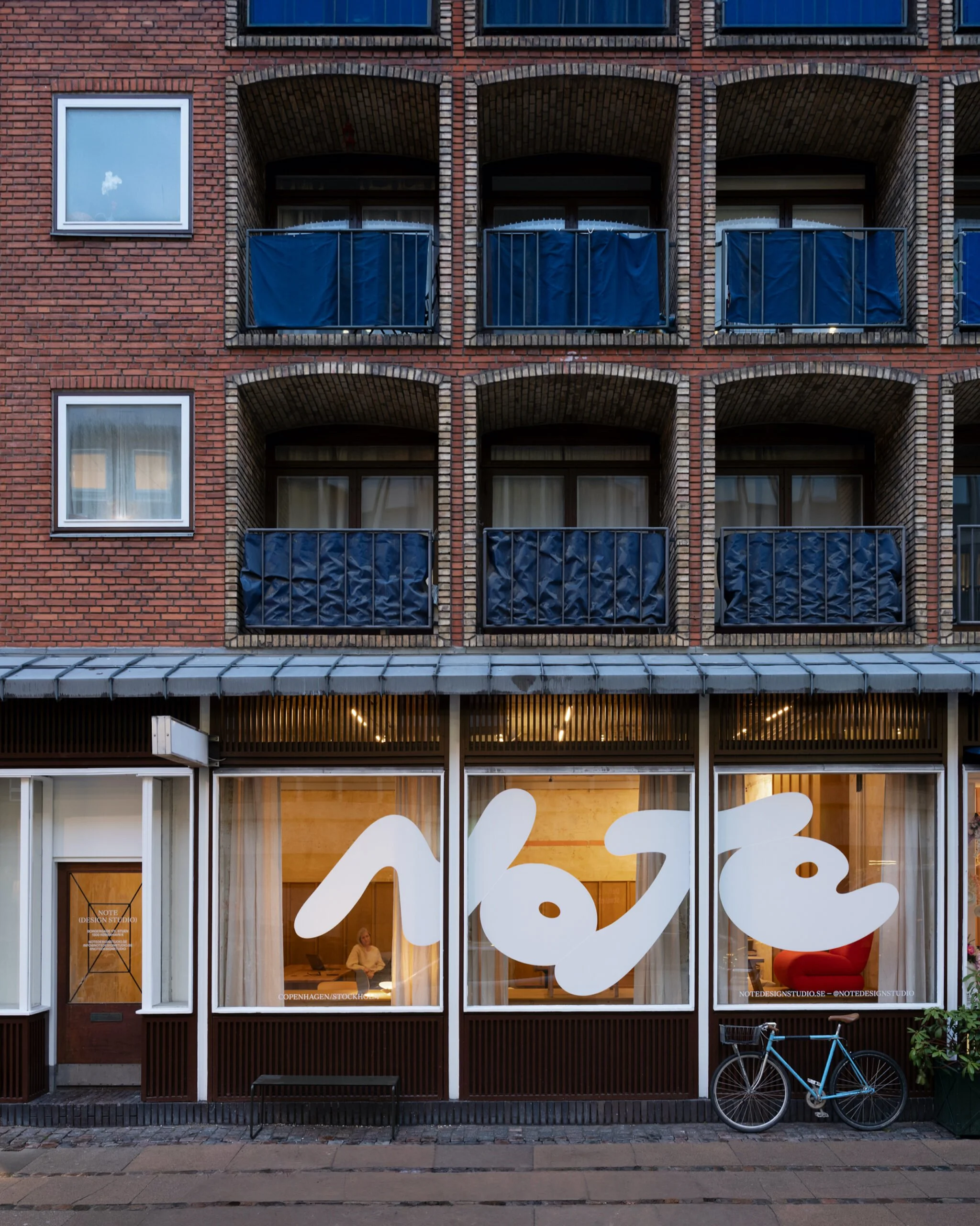 Note Design Studio's new Copenhagen space in Kay Fisker’s Prinsessegården, showcasing Scandinavian interiors and modernist architecture.