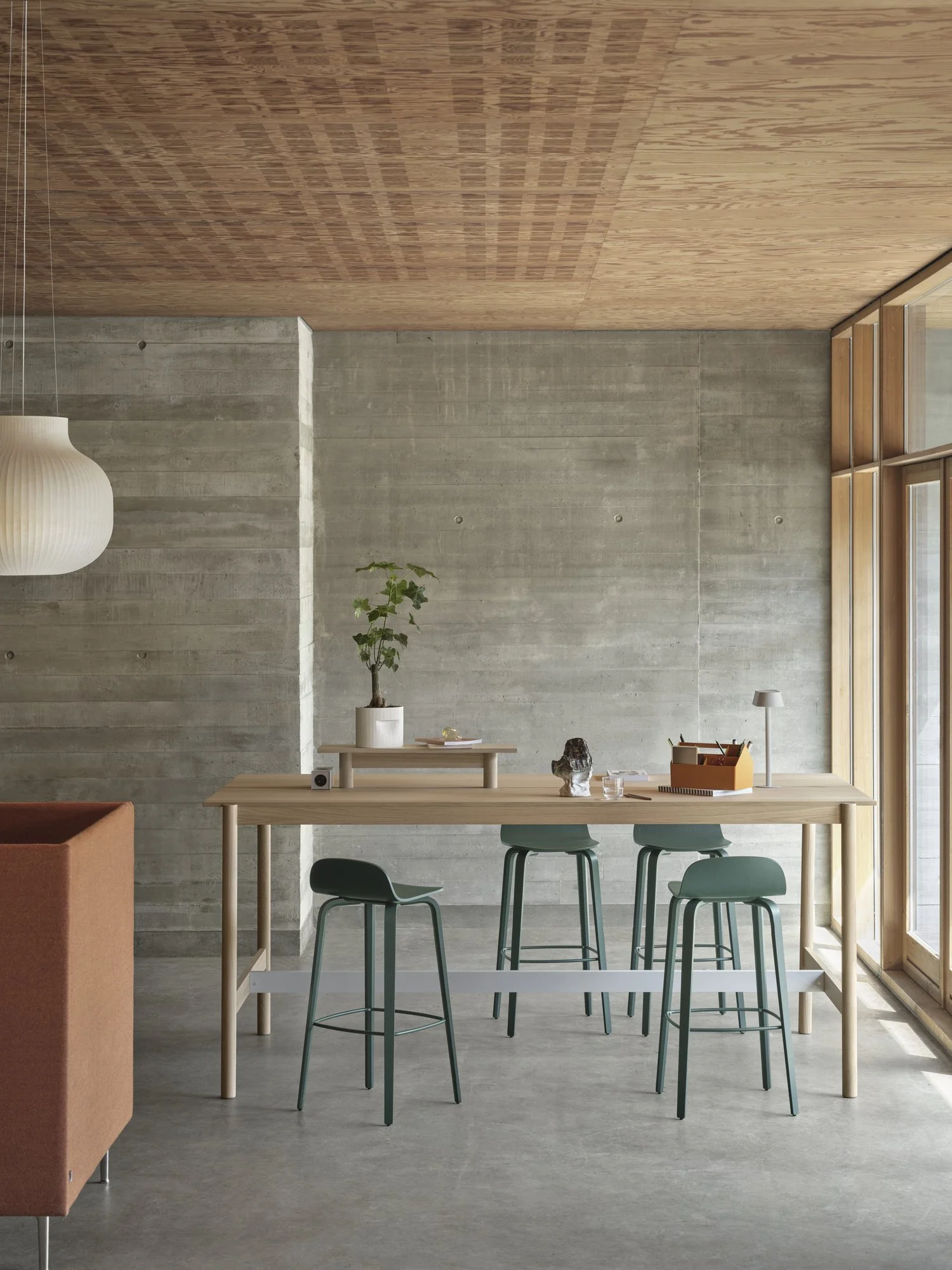Linear-system-high-table-105-oak-tray-75-visu-bar-stool-75-dark-green-ridge-planter-15-off-white-sketch-toolbox-muuto-org_7.jpg