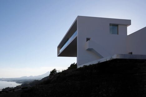 dezeen_House-on-the-Cliff-by-Fran-Silvestre-Arquitectos_1.jpg