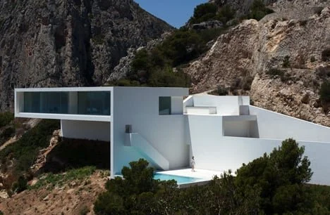 dezeen_House-on-the-Cliff-by-Fran-Silvestre-Arquitectos_2.jpg