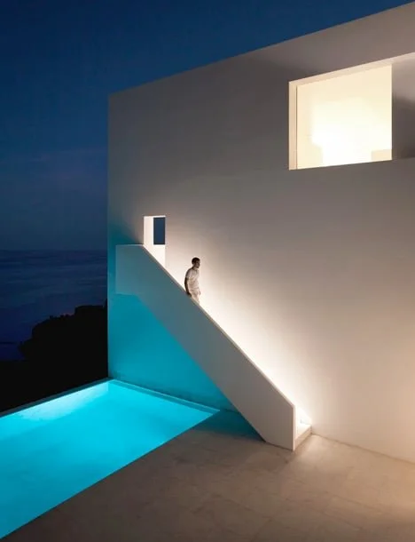 dezeen_House-on-the-Cliff-by-Fran-Silvestre-Arquitectos_5.jpg