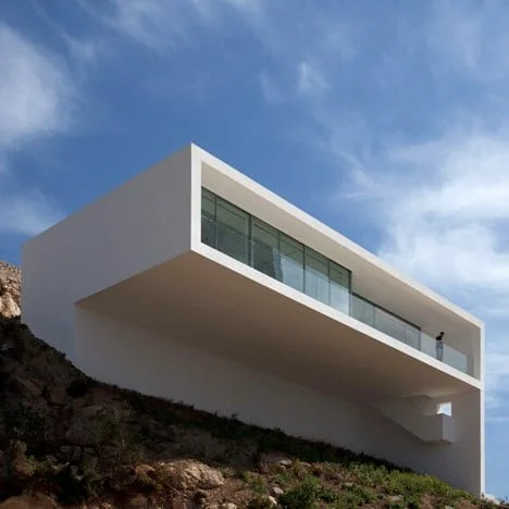 dezeen_House-on-the-Cliff-by-Fran-Silvestre-Arquitectos_20.jpg