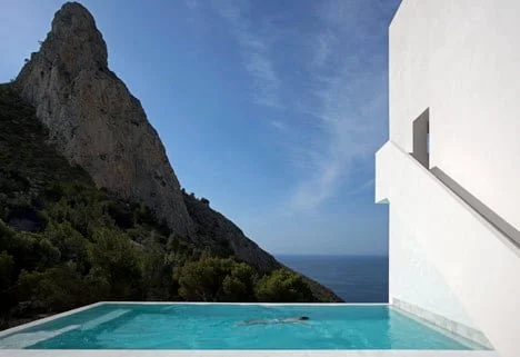 dezeen_House-on-the-Cliff-by-Fran-Silvestre-Arquitectos_21.jpg