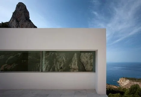 dezeen_House-on-the-Cliff-by-Fran-Silvestre-Arquitectos_23.jpg
