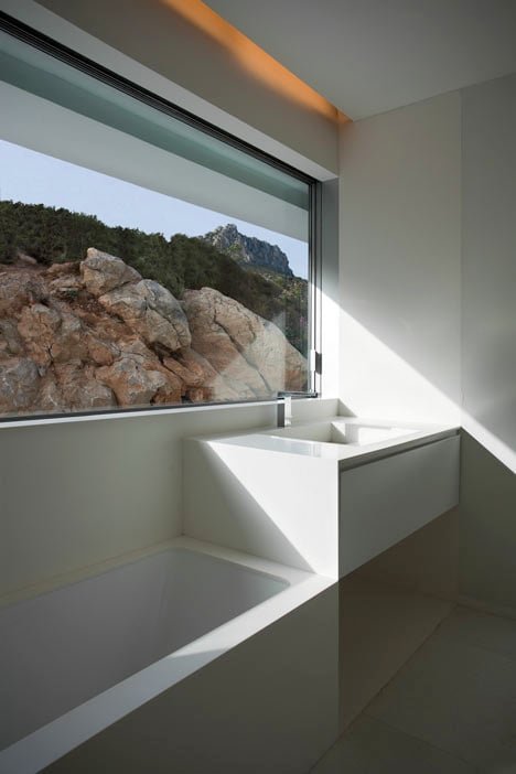 dezeen_House-on-the-Cliff-by-Fran-Silvestre-Arquitectos_24.jpg