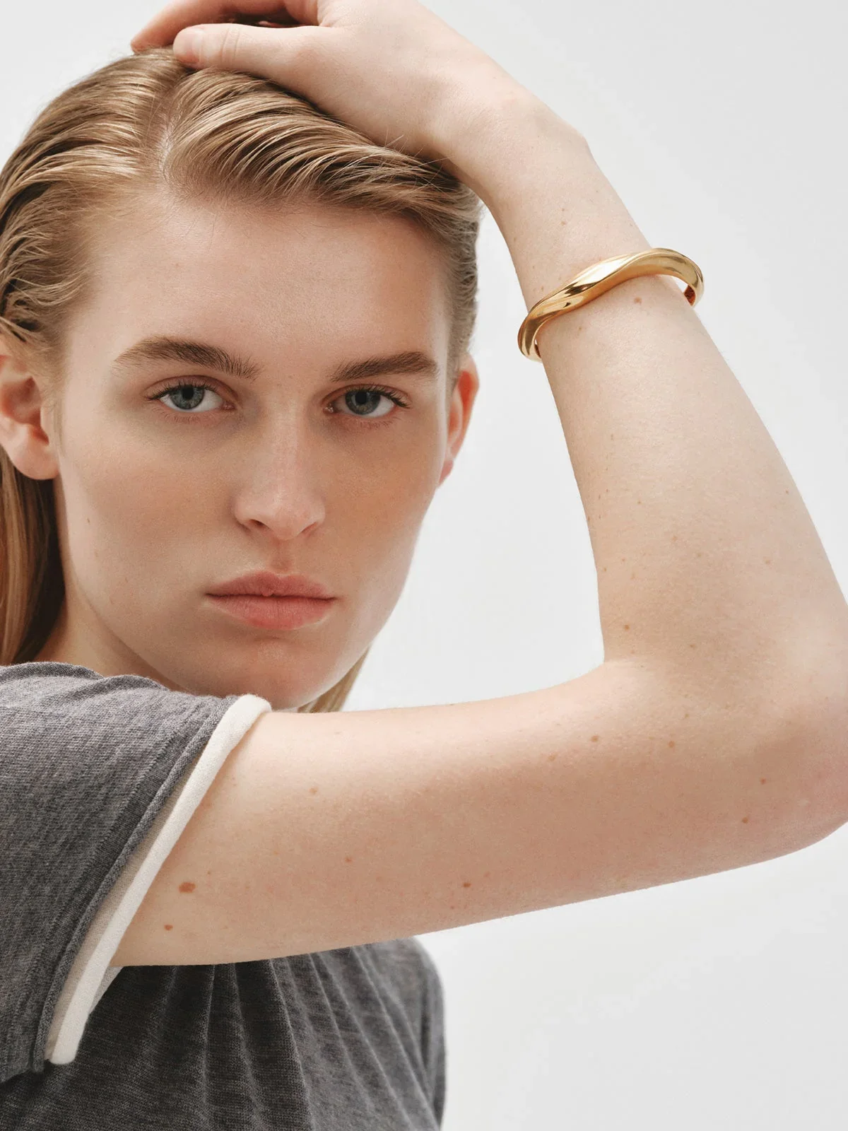 aristocrazy-model-gold-bracelet.webp