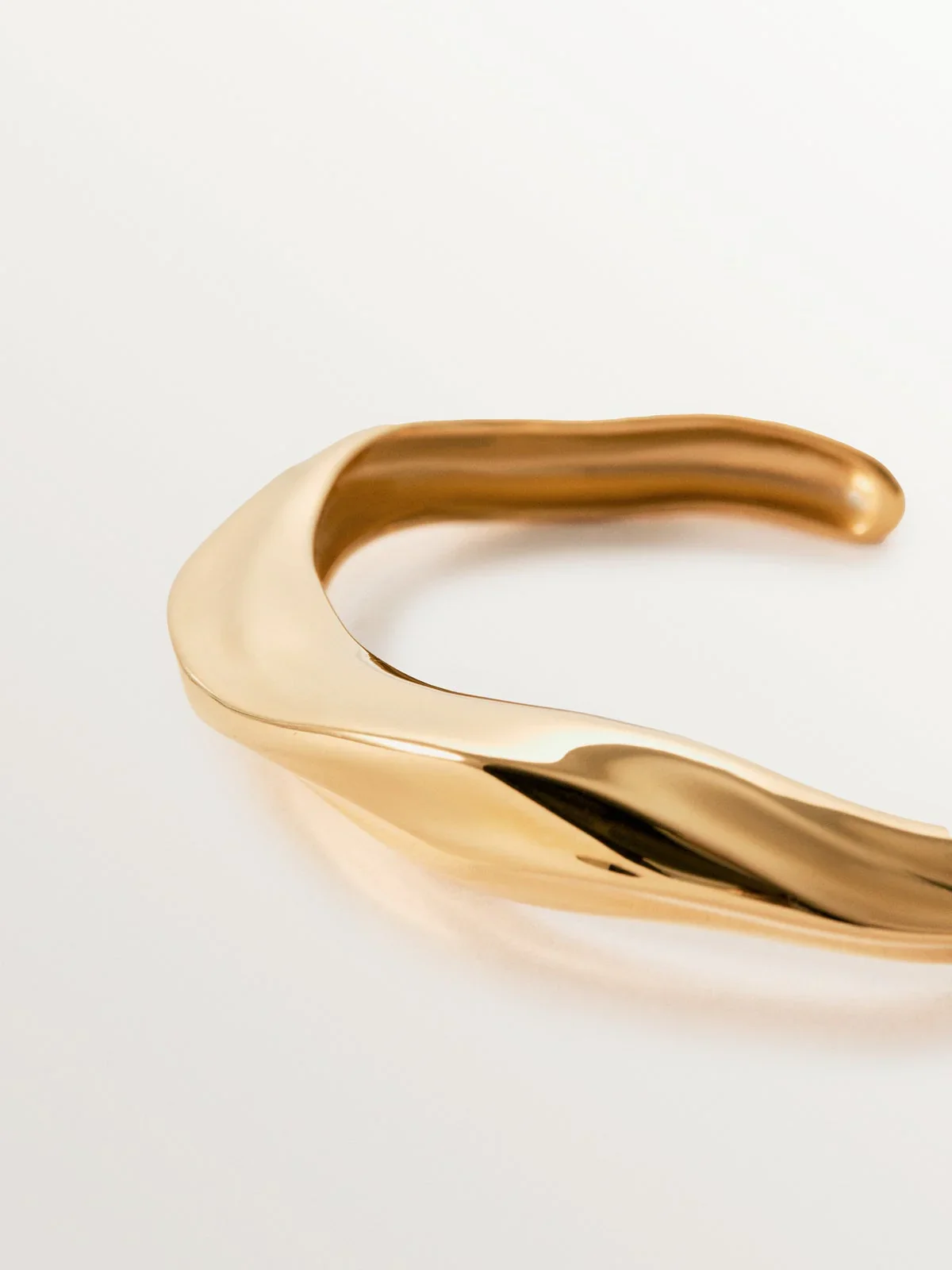 aristocrazy-gold-bracelet-close-up.webp