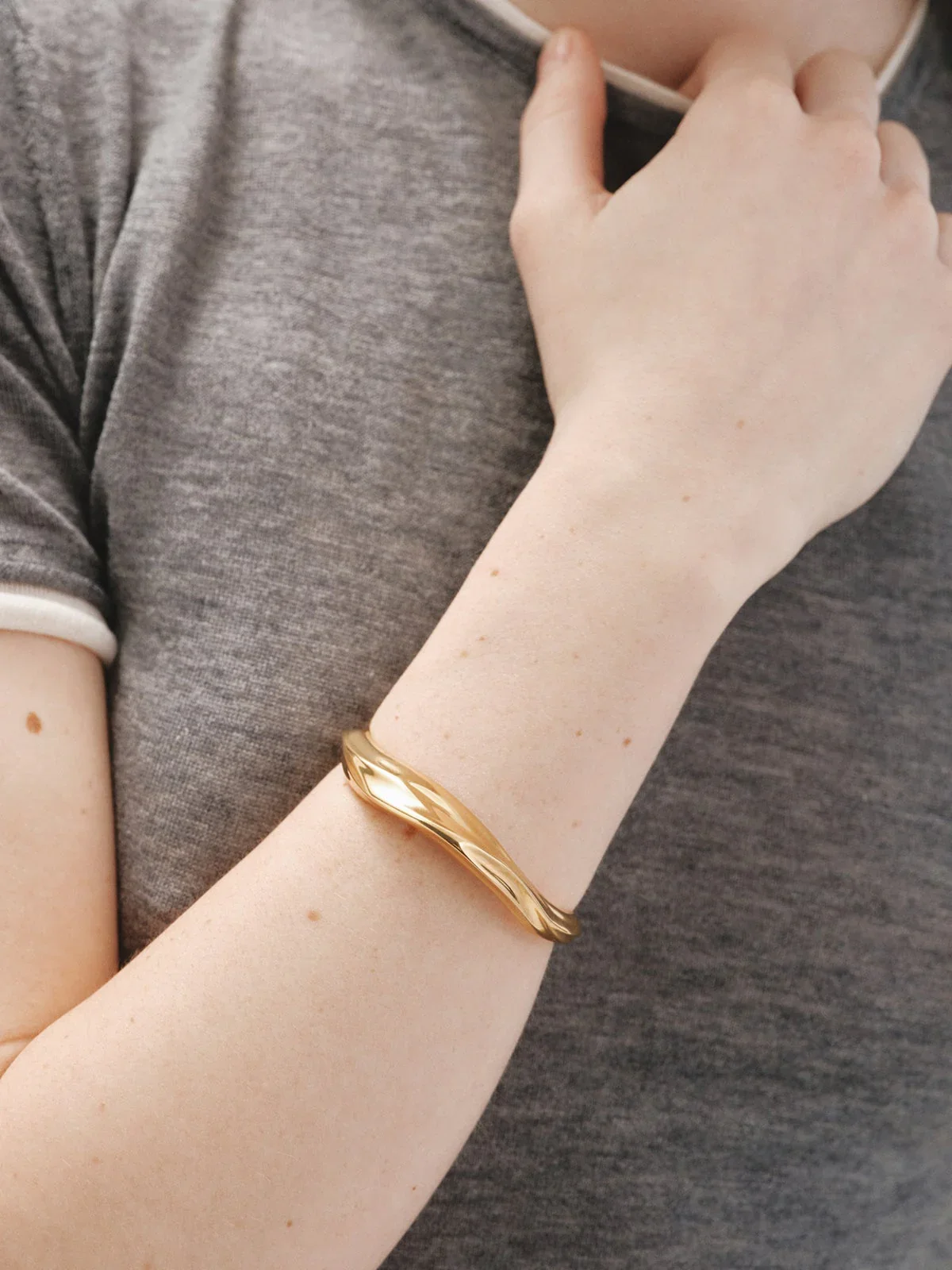 aristocrazy-model-close-up-gol;d-bracelet.webp