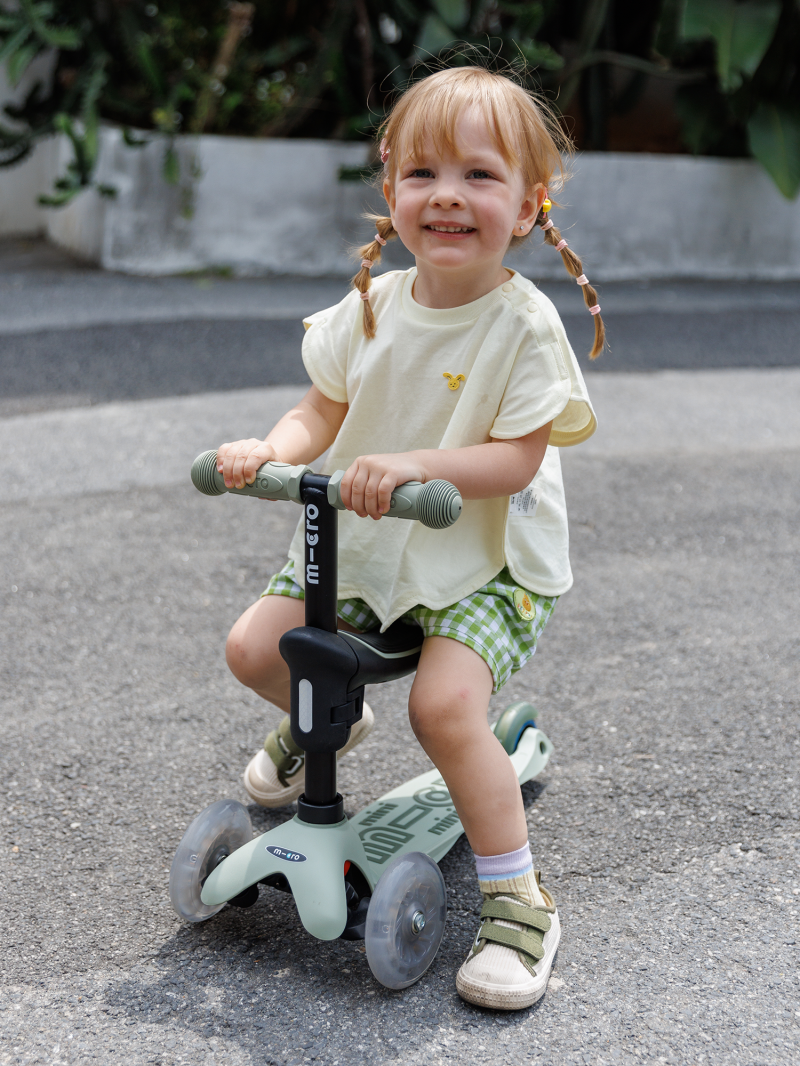 trottinette-mini-micro-deluxe-rock-go-vert-sauge-led copy 4.jpg